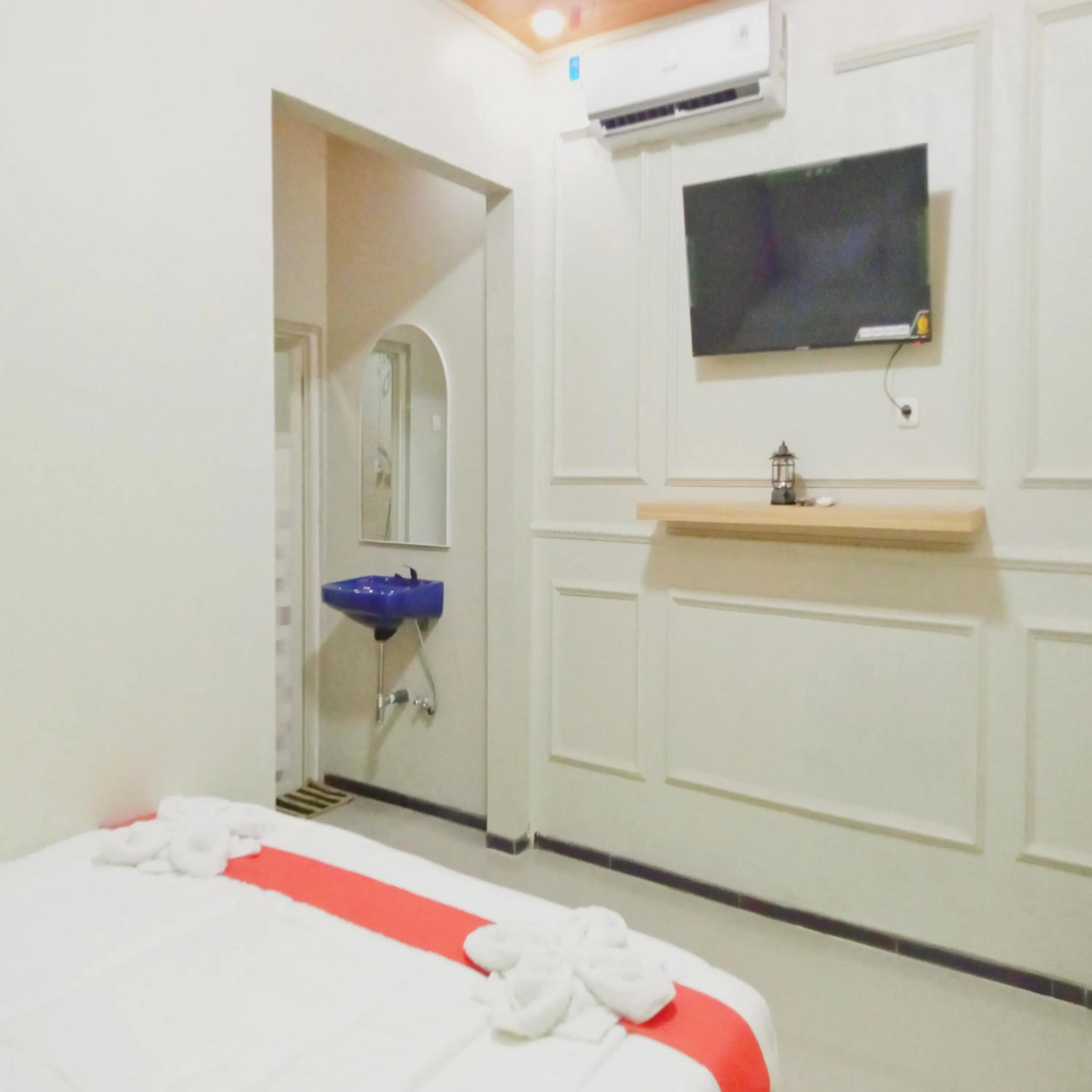 TV and multimedia, Bed in Rifal Inn Mitra RedDoorz