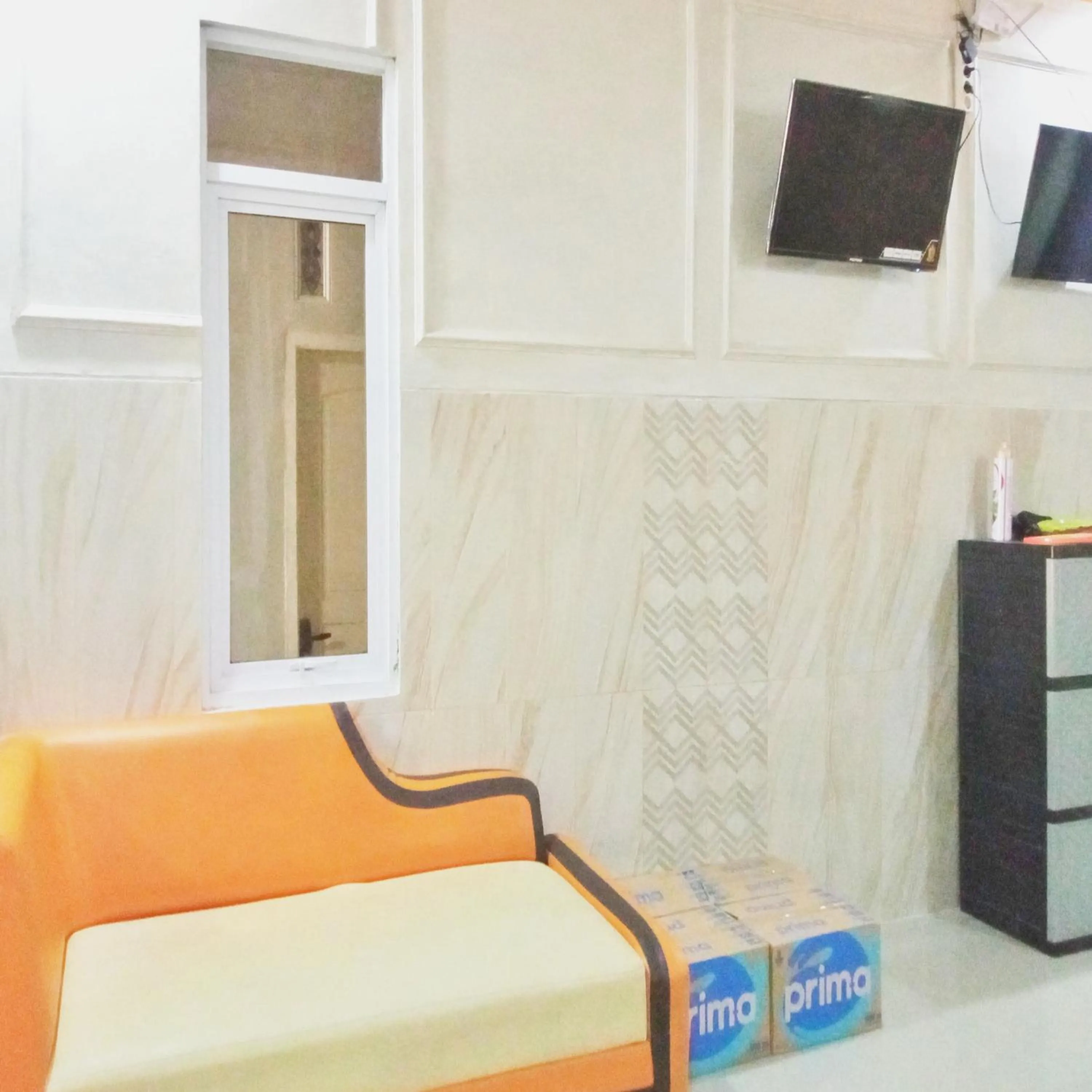 Seating area in Rifal Inn Mitra RedDoorz