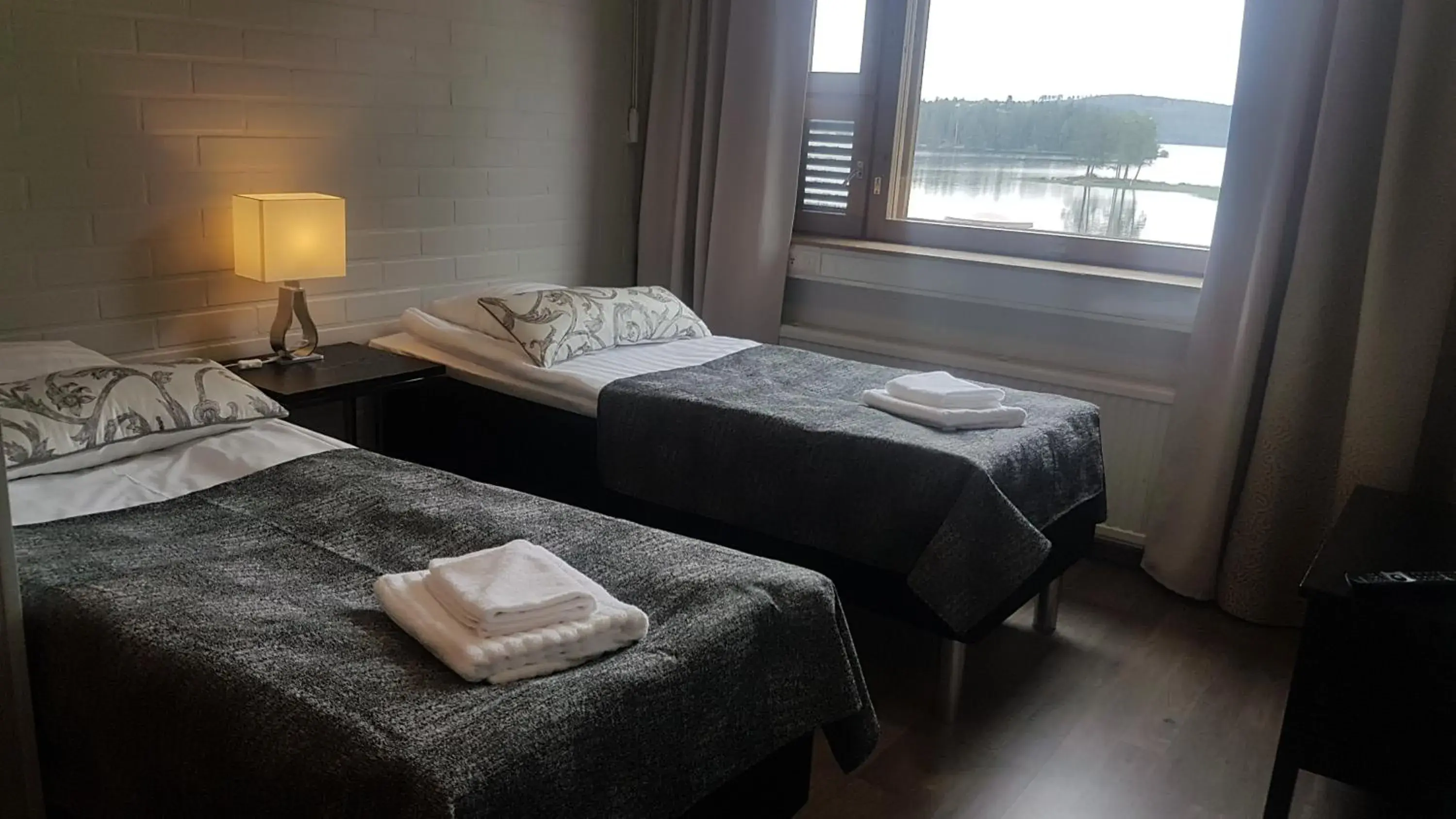 Twin Room with Lake View in Hotelli Viikinhovi Twin Room with Lake View in Hotelli Viikinhovi