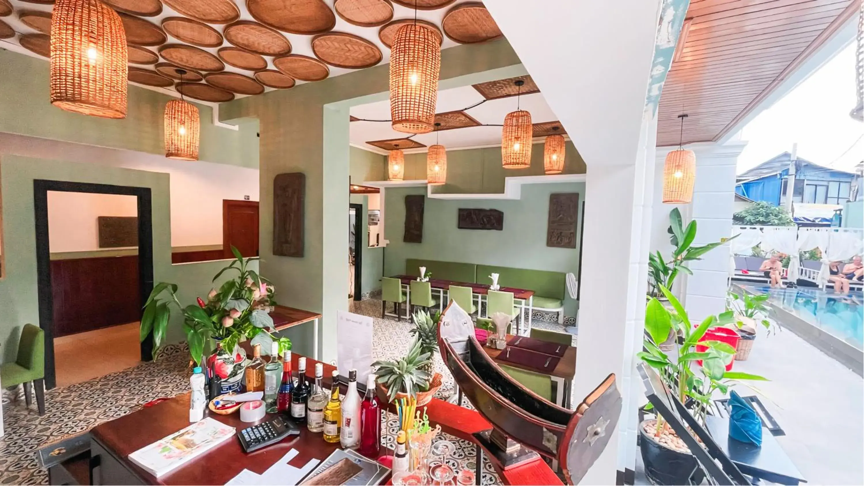 Restaurant/places to eat in The Center Point Restaurant/places to eat in The Center Point