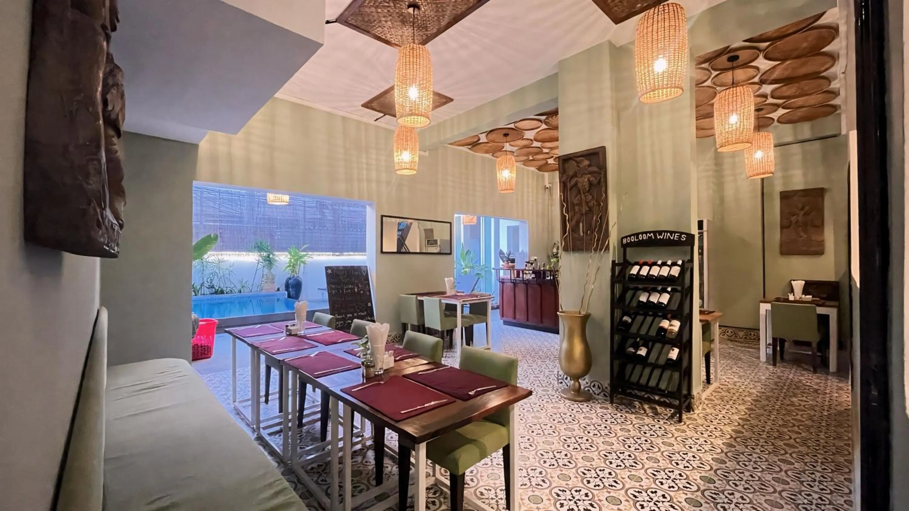 Restaurant/places to eat in The Center Point