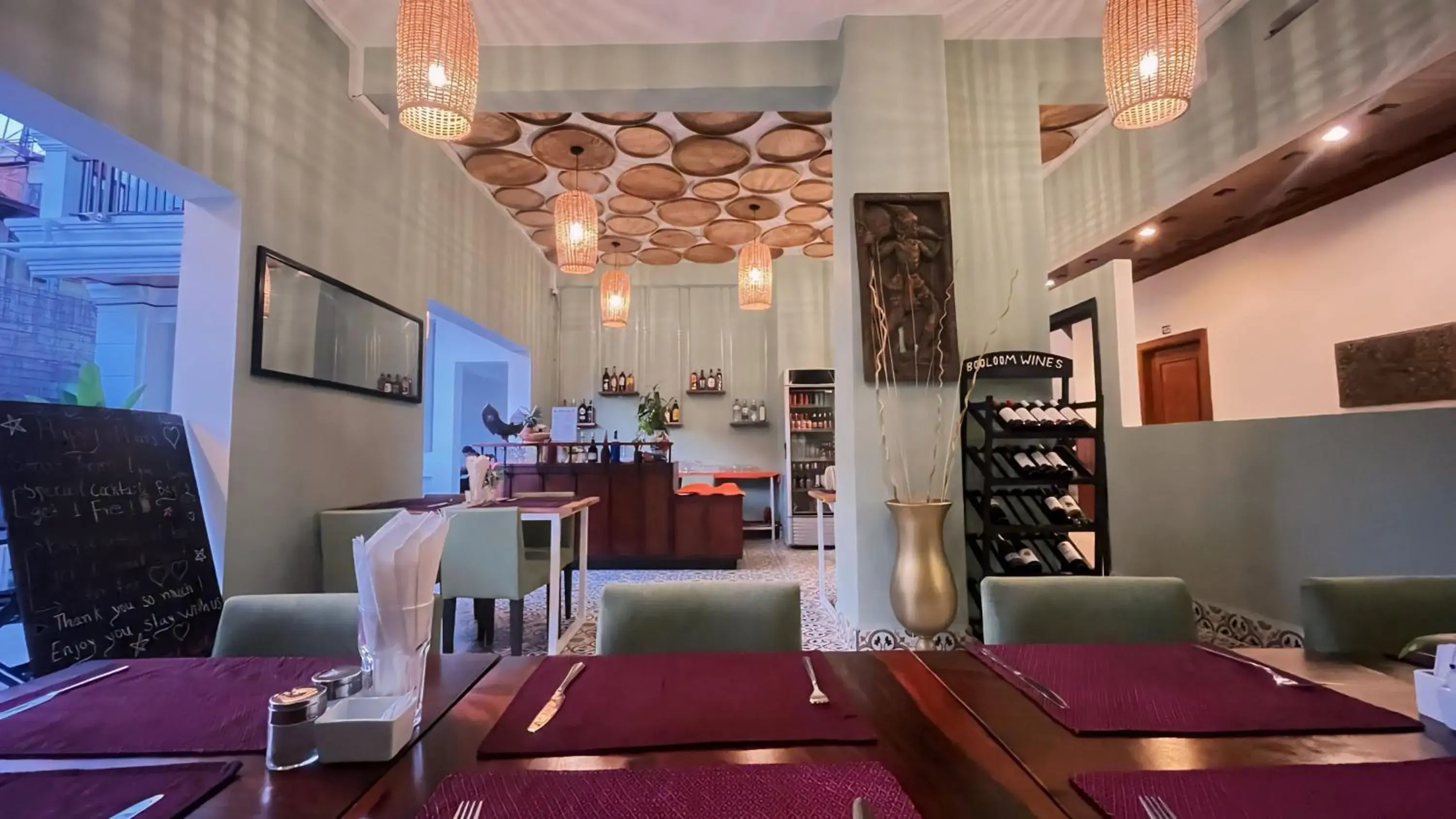 Restaurant/places to eat in The Center Point Restaurant/places to eat in The Center Point