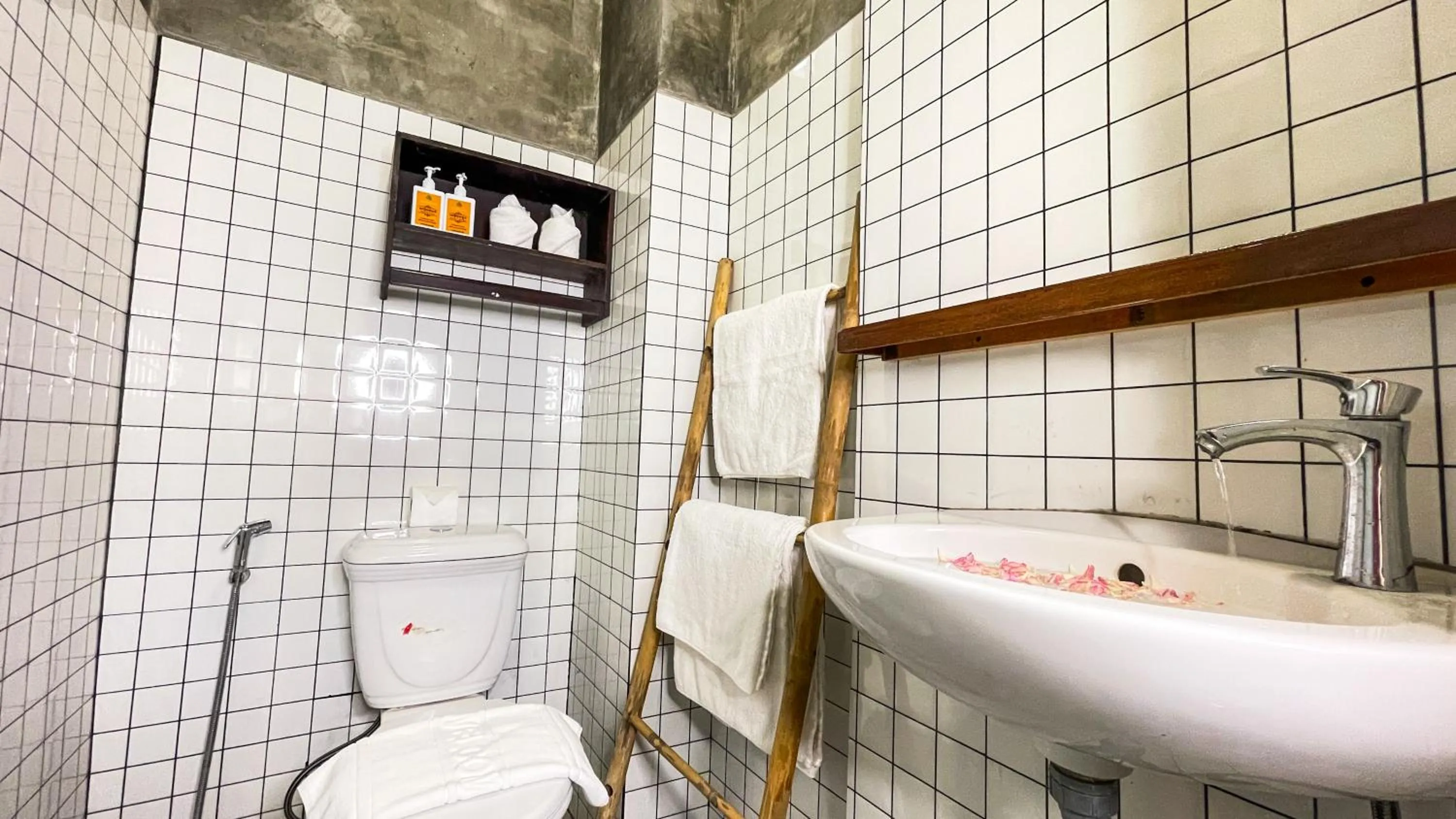 Toilet in The Center Point