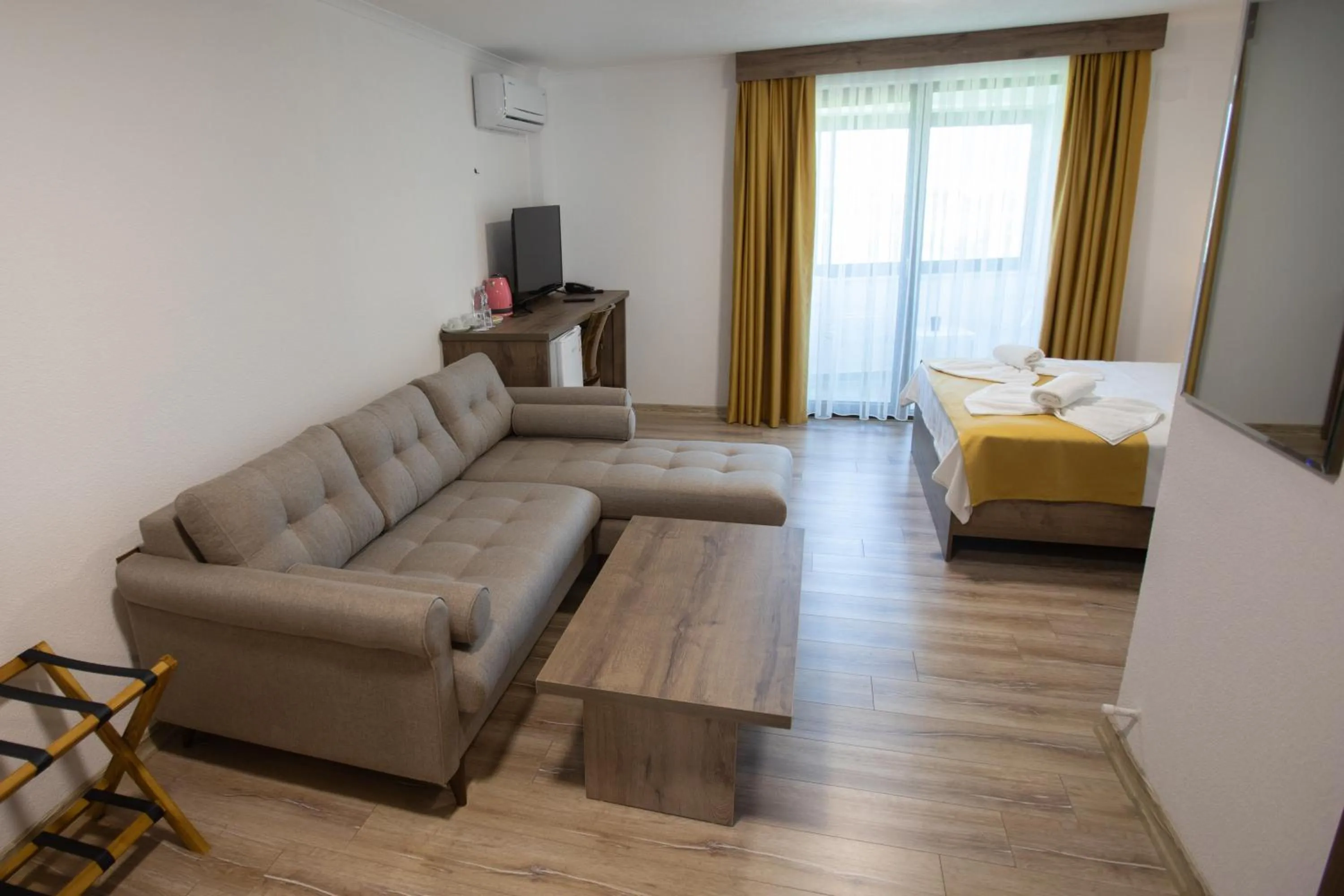 TV and multimedia, Bed in E87 Highway Otel