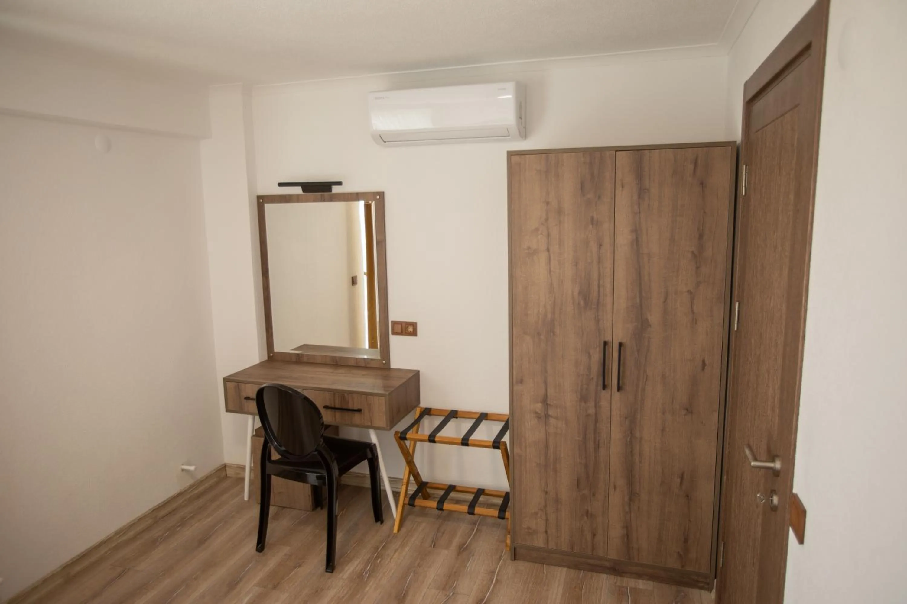 wardrobe in E87 Highway Otel