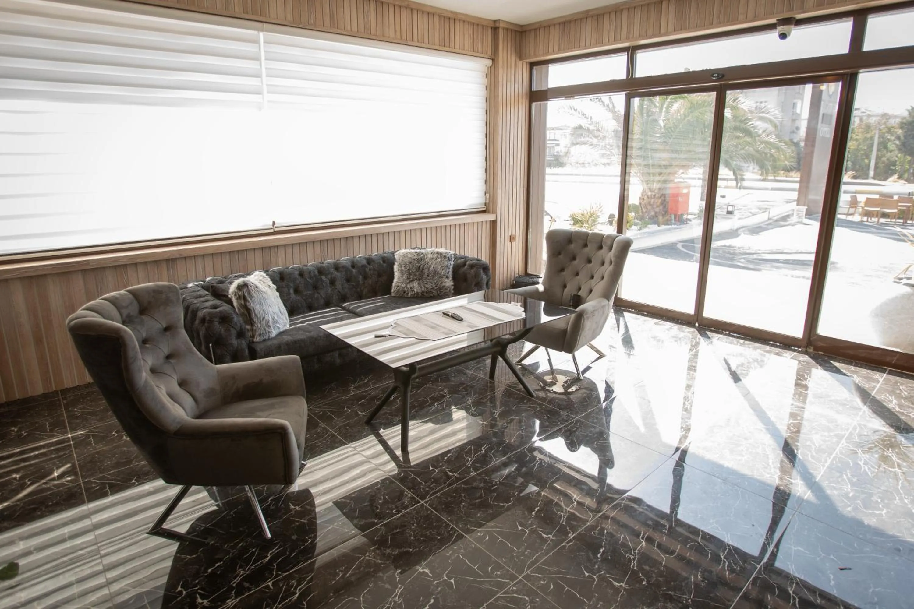 Communal lounge/ TV room in E87 Highway Otel