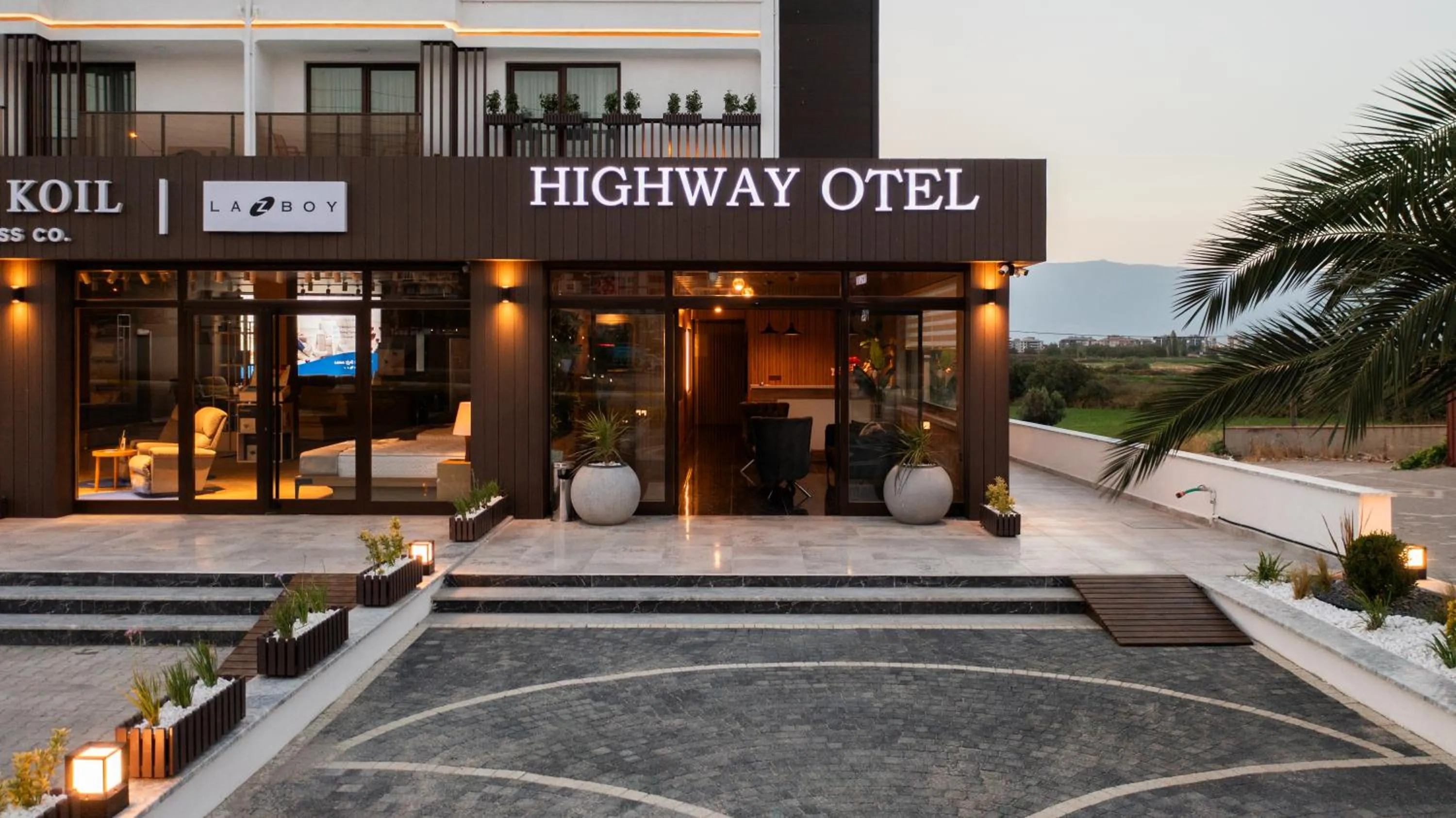 Facade/entrance in E87 Highway Otel
