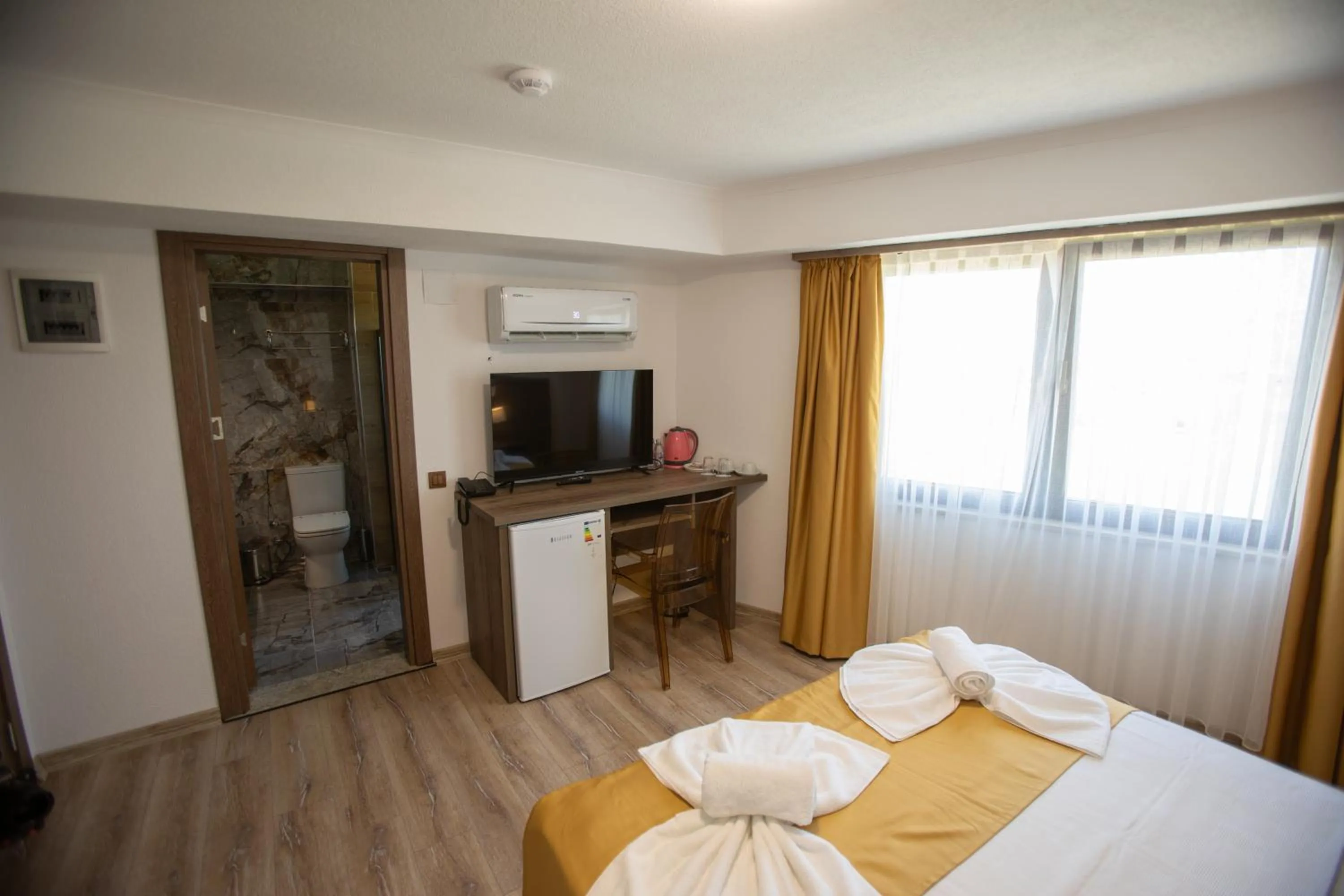 Photo of the whole room, Bed in E87 Highway Otel