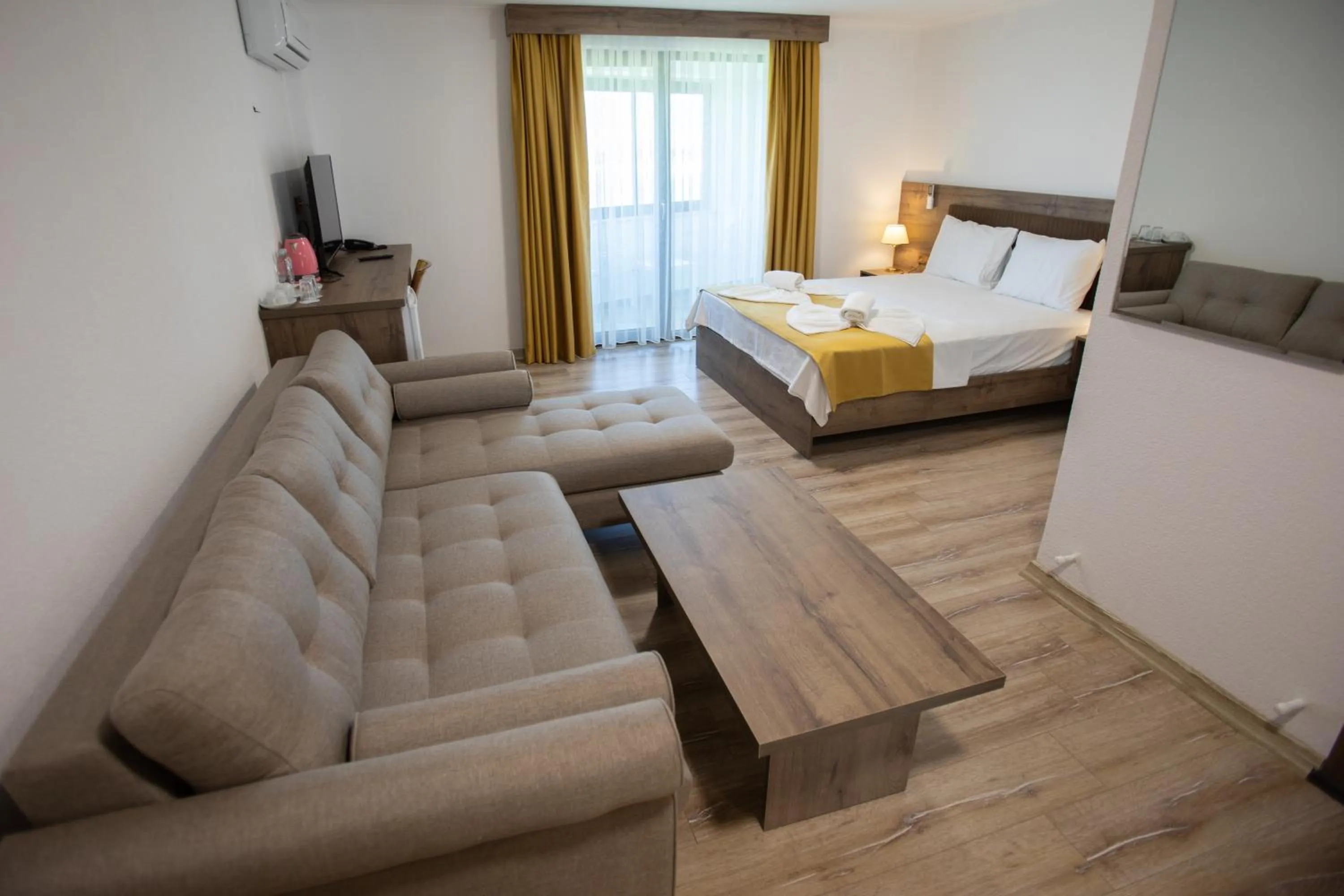 Bed in E87 Highway Otel