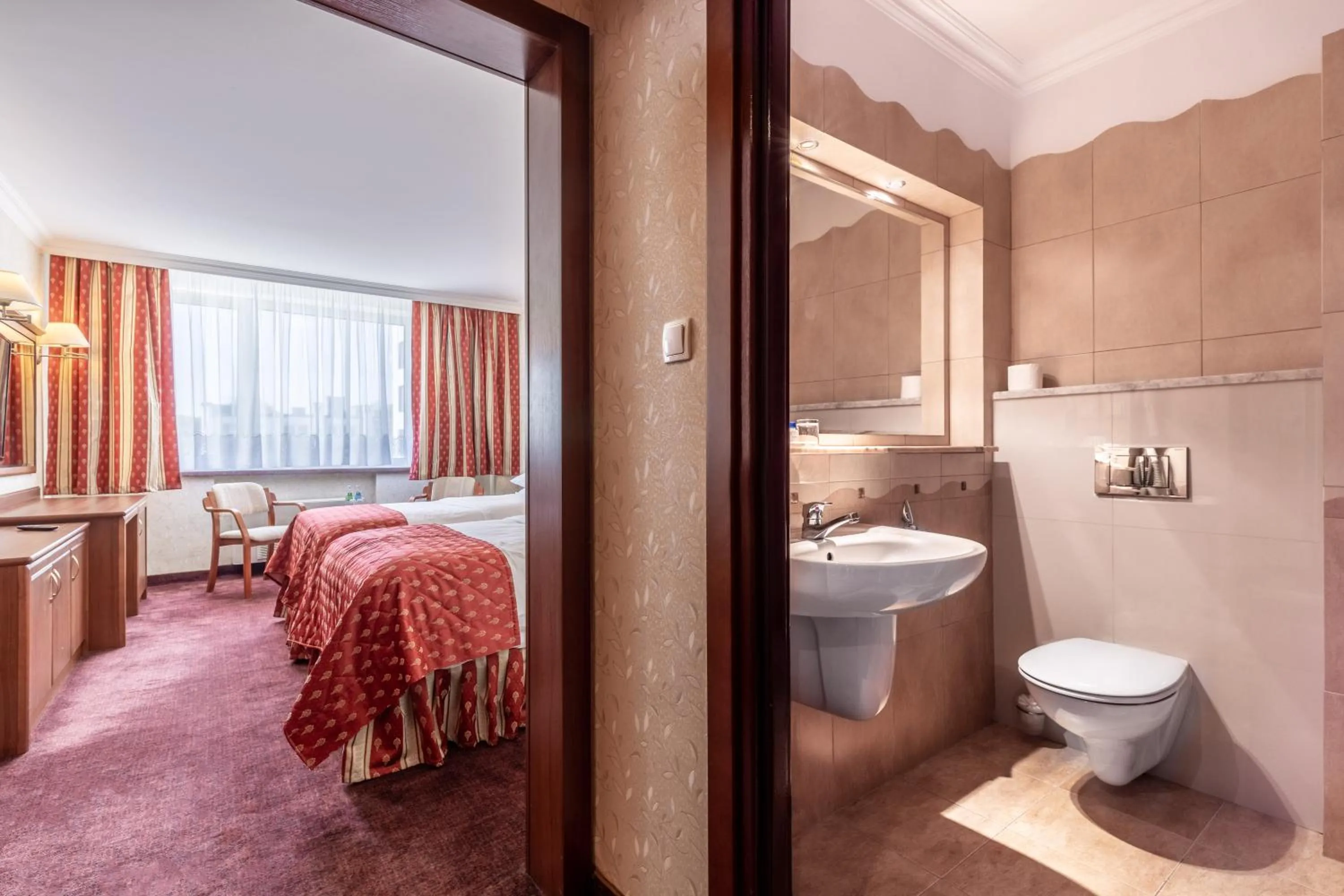 Bathroom, Bed in Hotel Gołębiewski Białystok