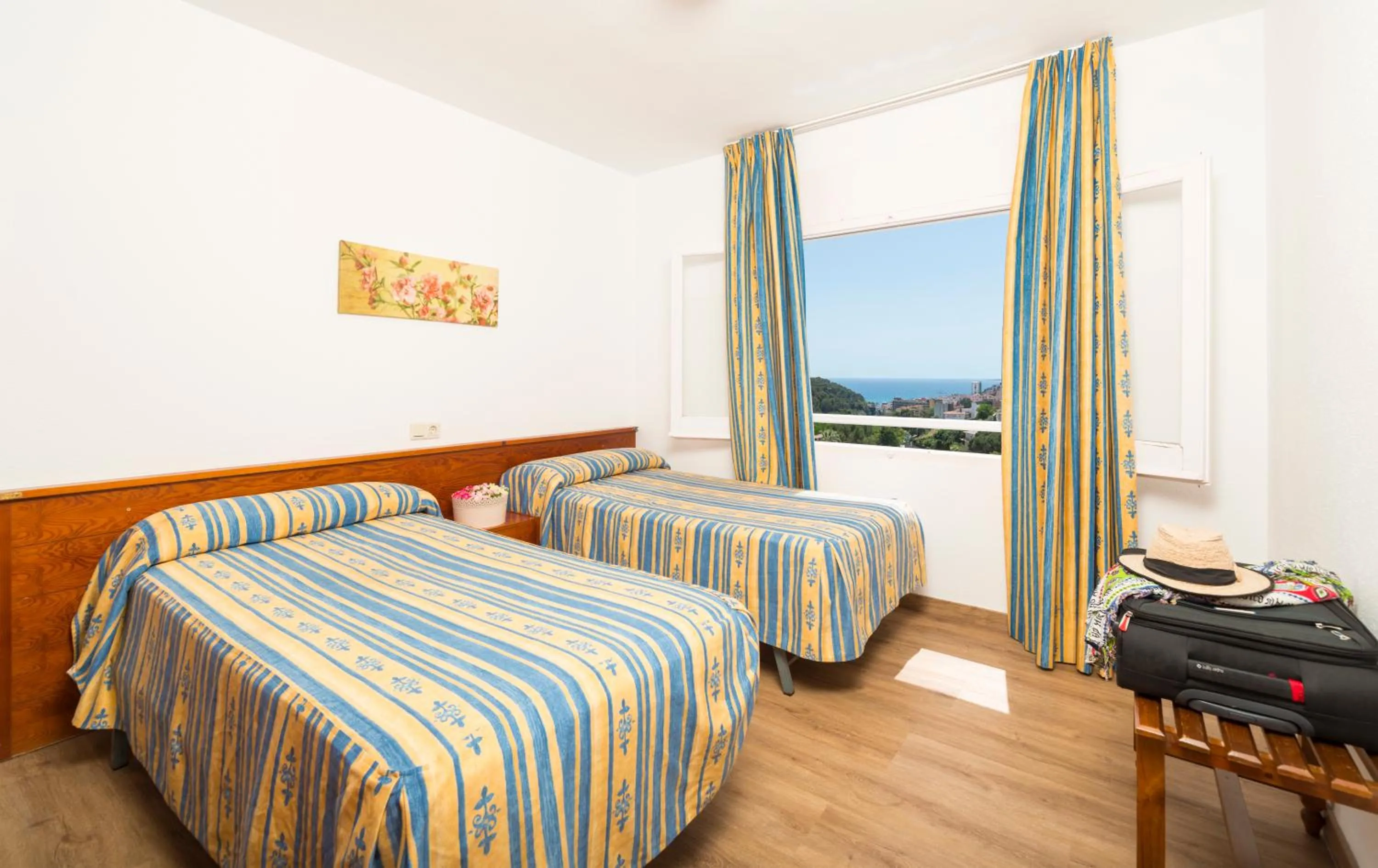 Balcony/Terrace, Bed in Apartaments Els Llorers