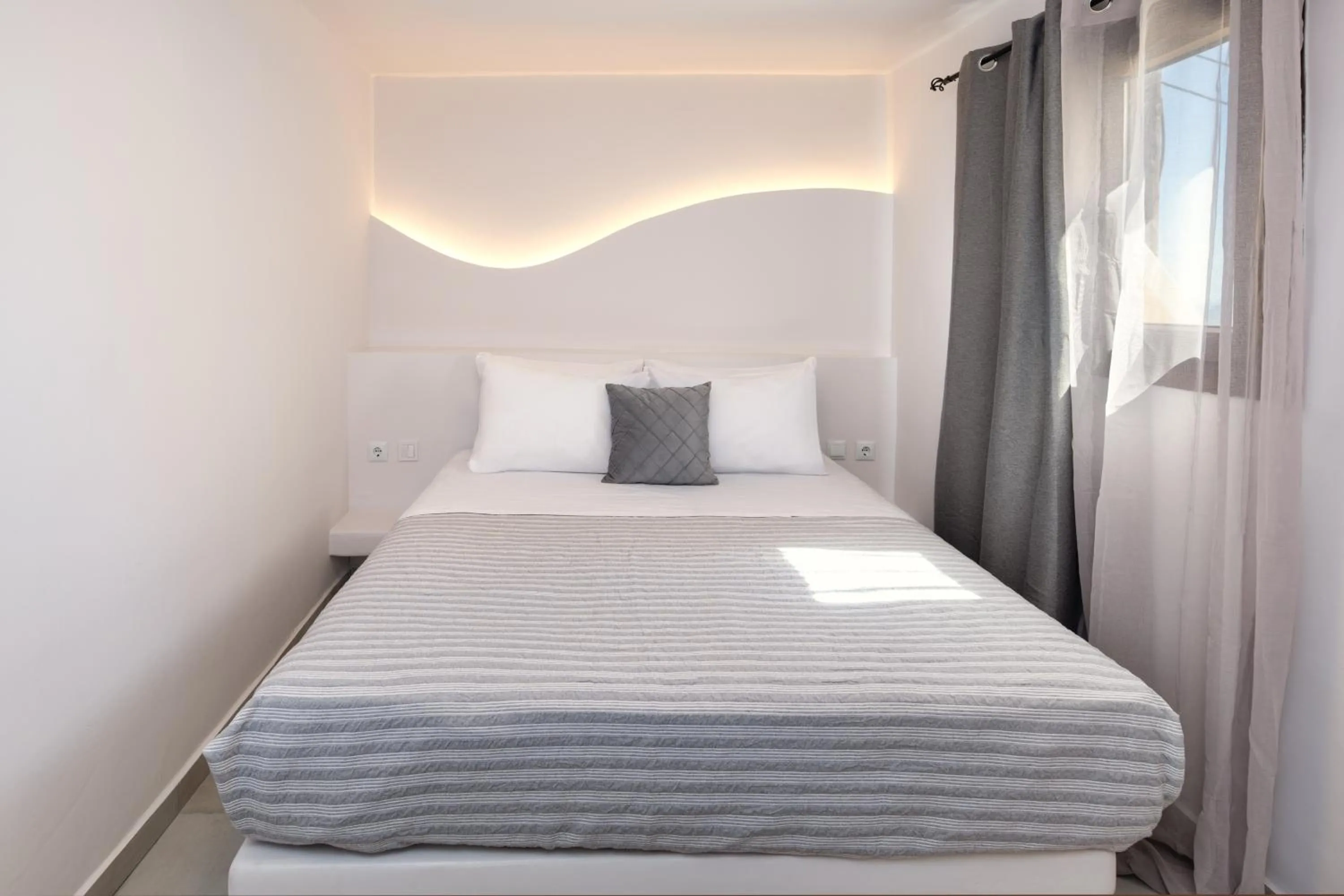 Bed in Santorinn Suites Fira
