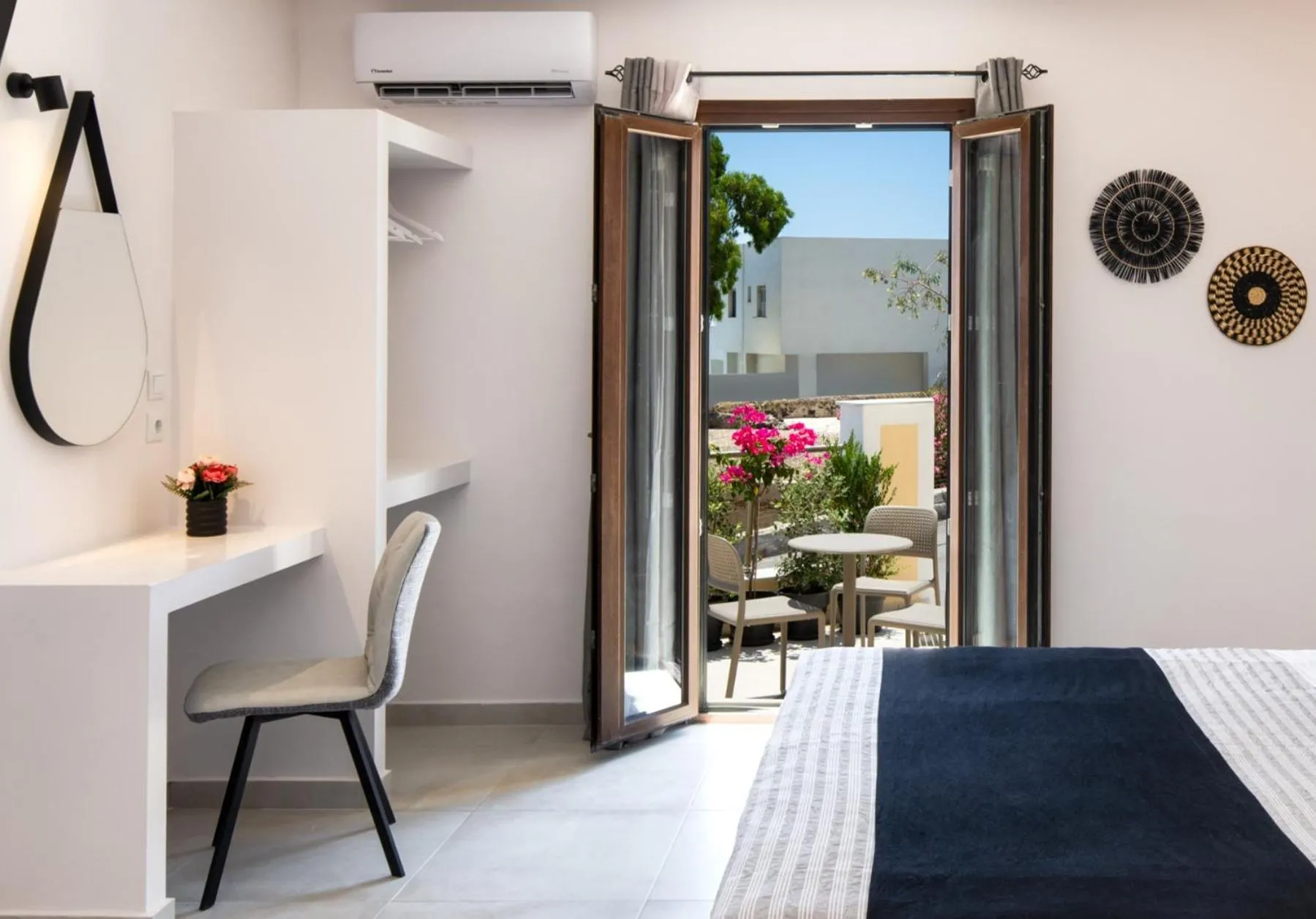 Bed in Santorinn Suites Fira