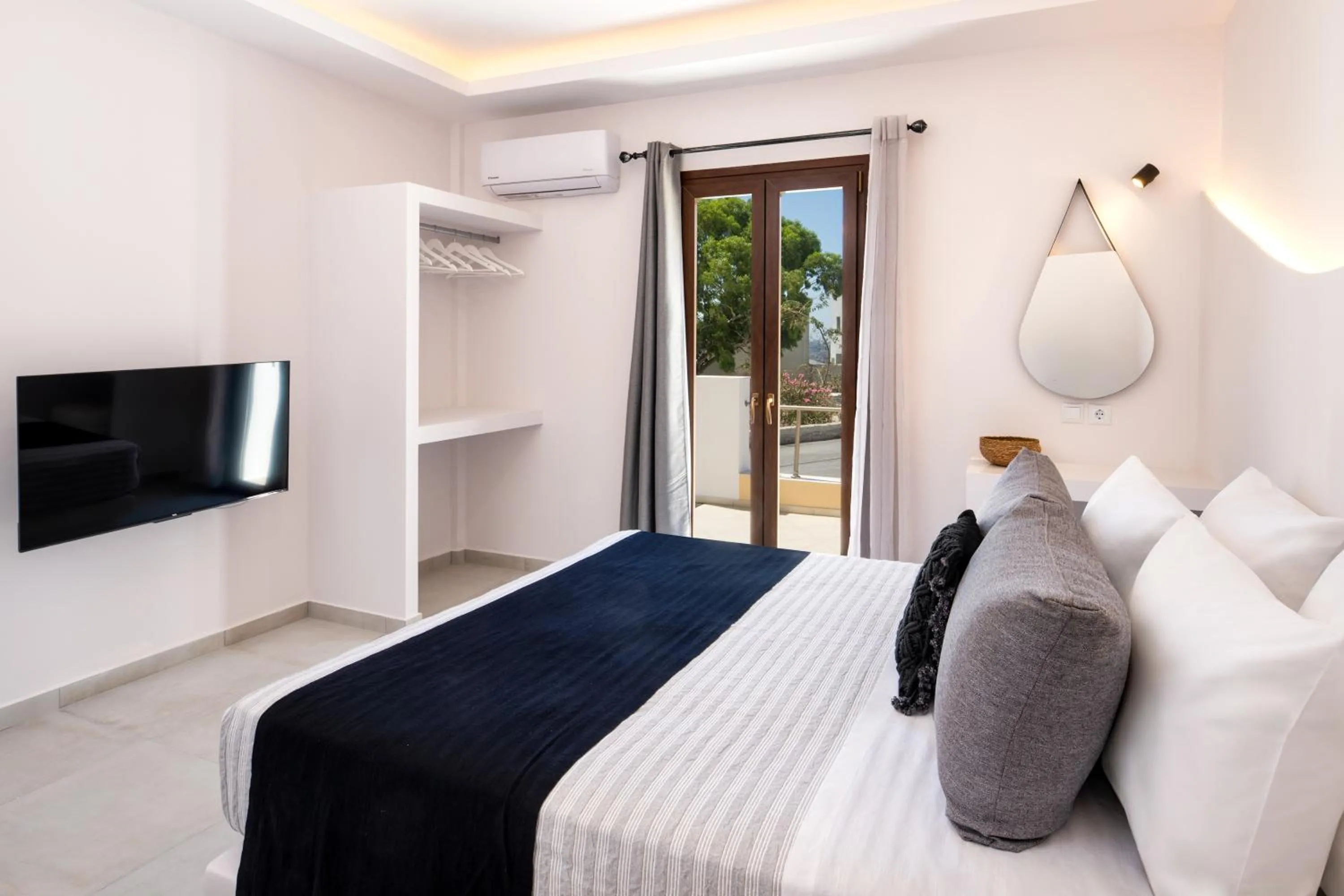 Bed in Santorinn Suites Fira