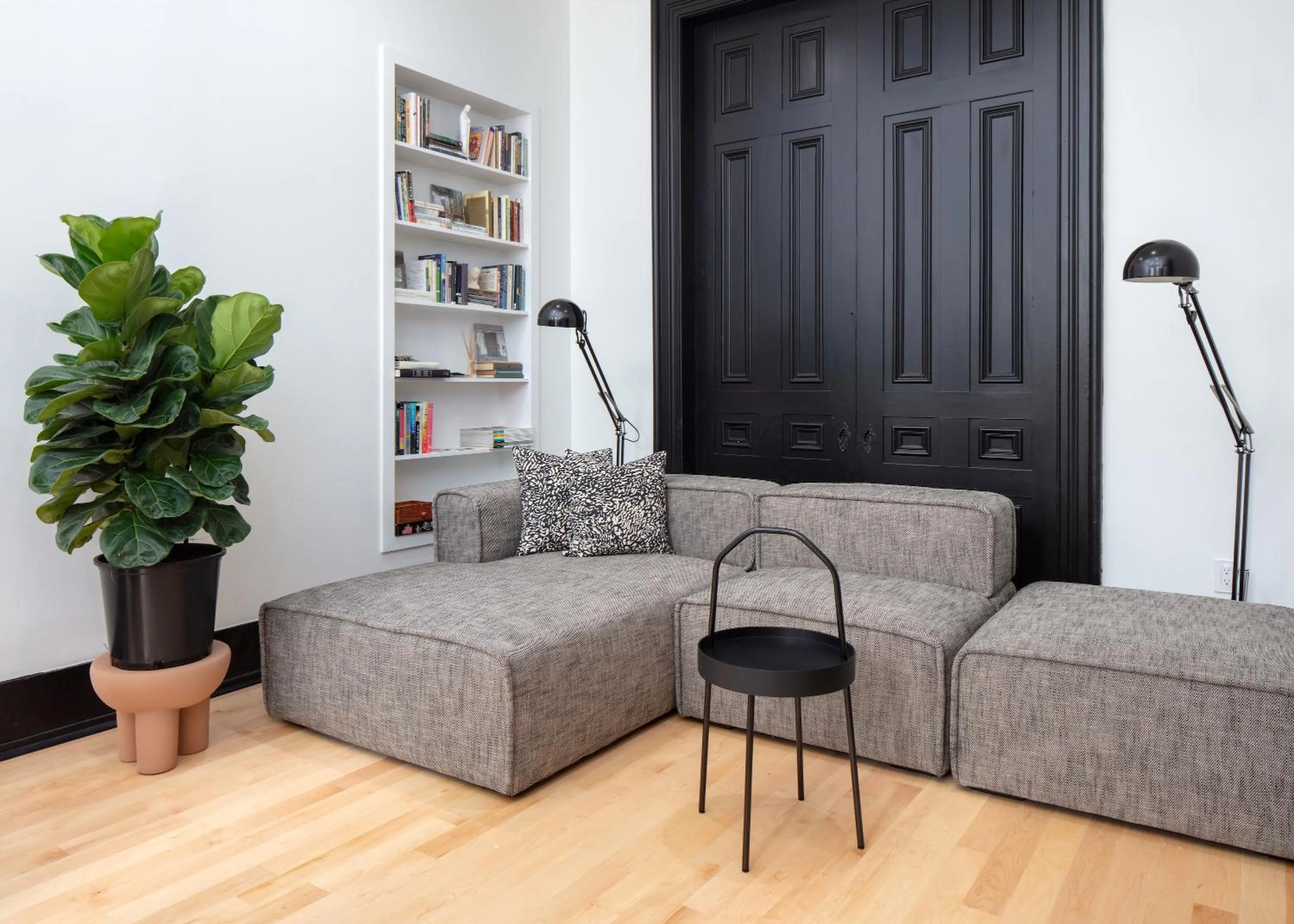 Communal lounge/ TV room in Kasa The Niche University City Philadelphia