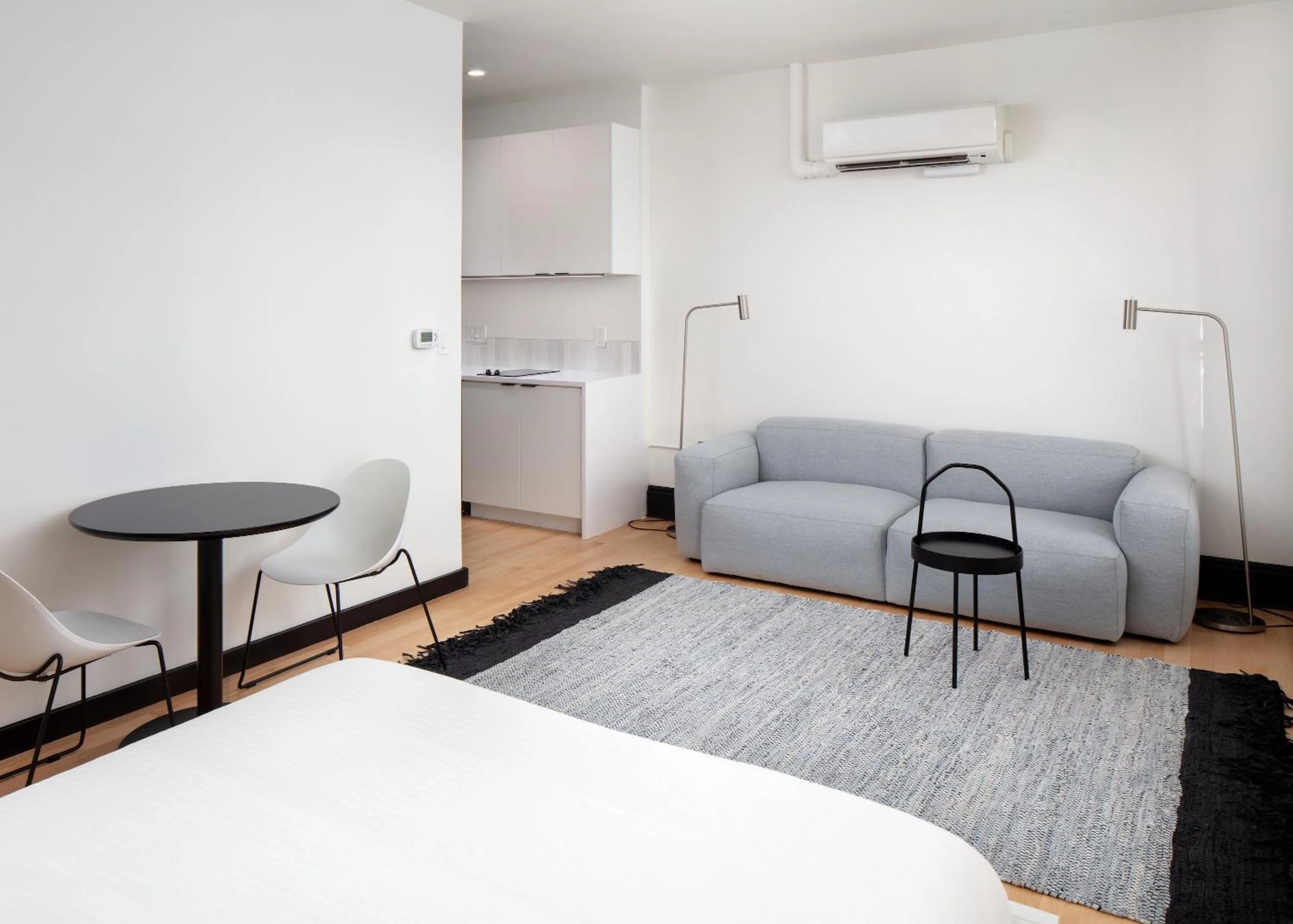 Living room, Bed in Kasa The Niche University City Philadelphia