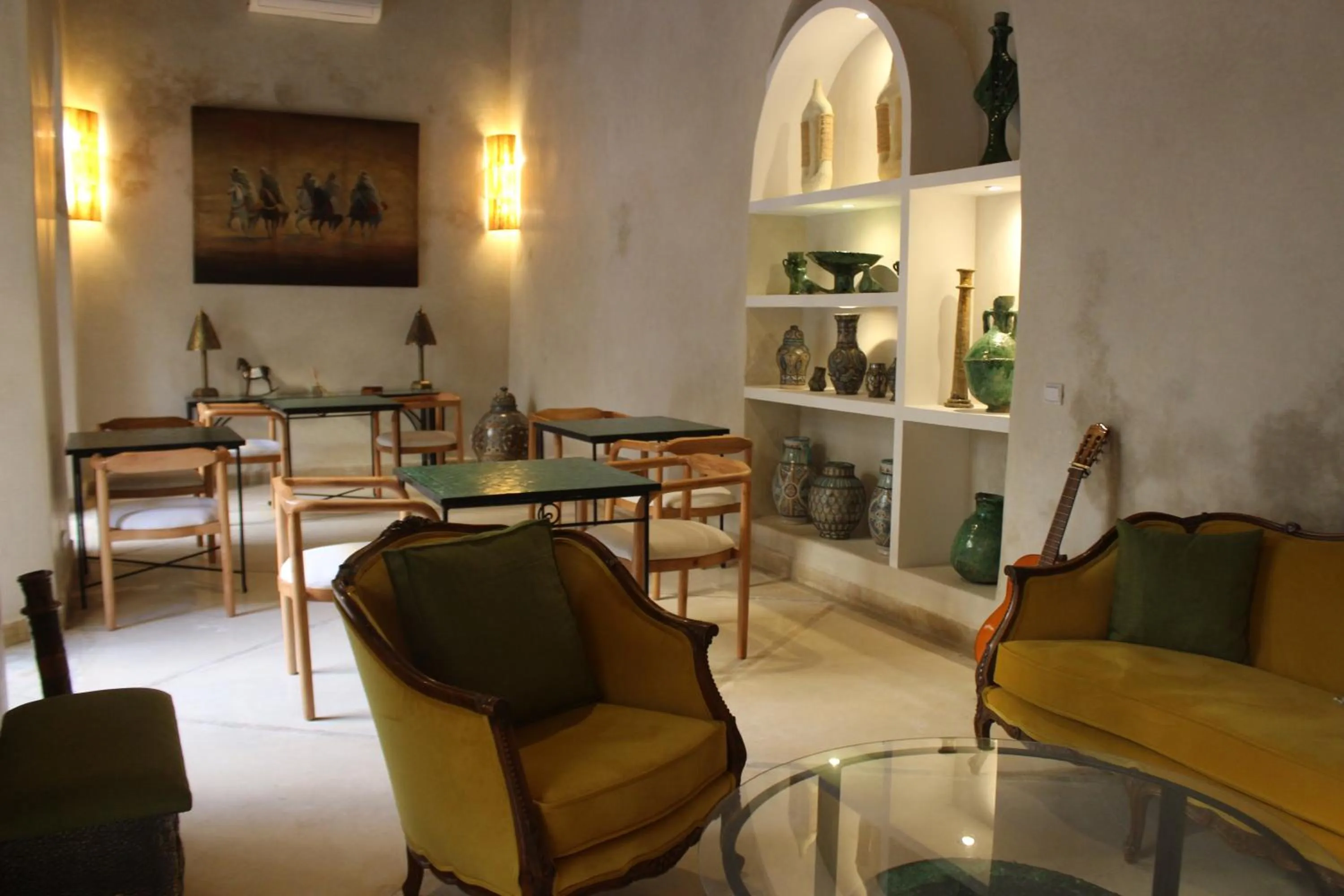 Restaurant/places to eat in Riad Emberiza Sahari
