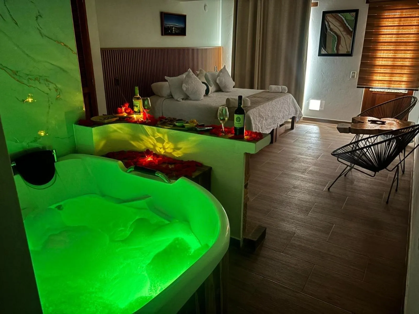 Hot Tub, Bed in Hotel Boutique Cenit