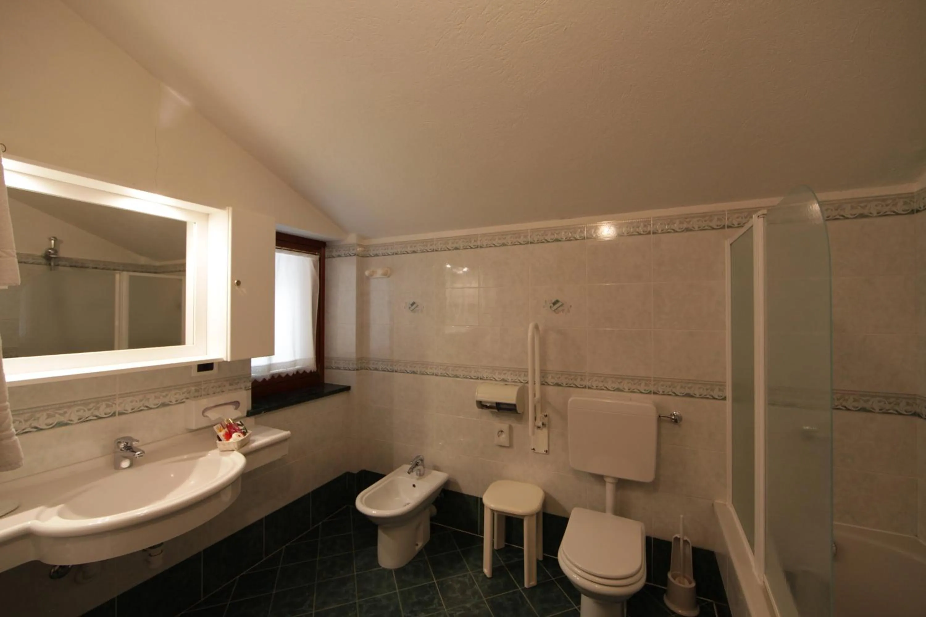 Toilet in Hotel Petit Prince