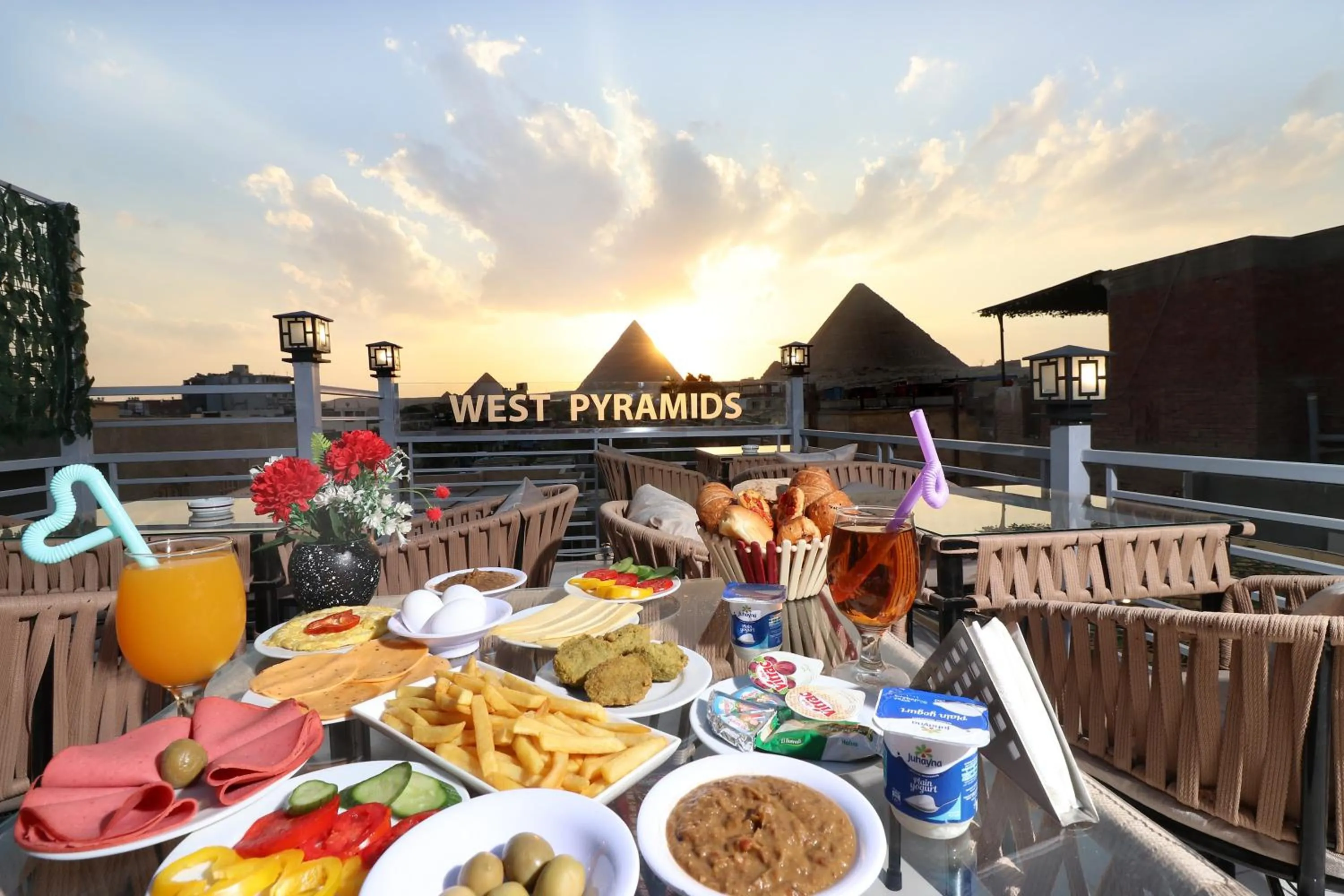 Restaurant/places to eat in West Pyramids Hotel