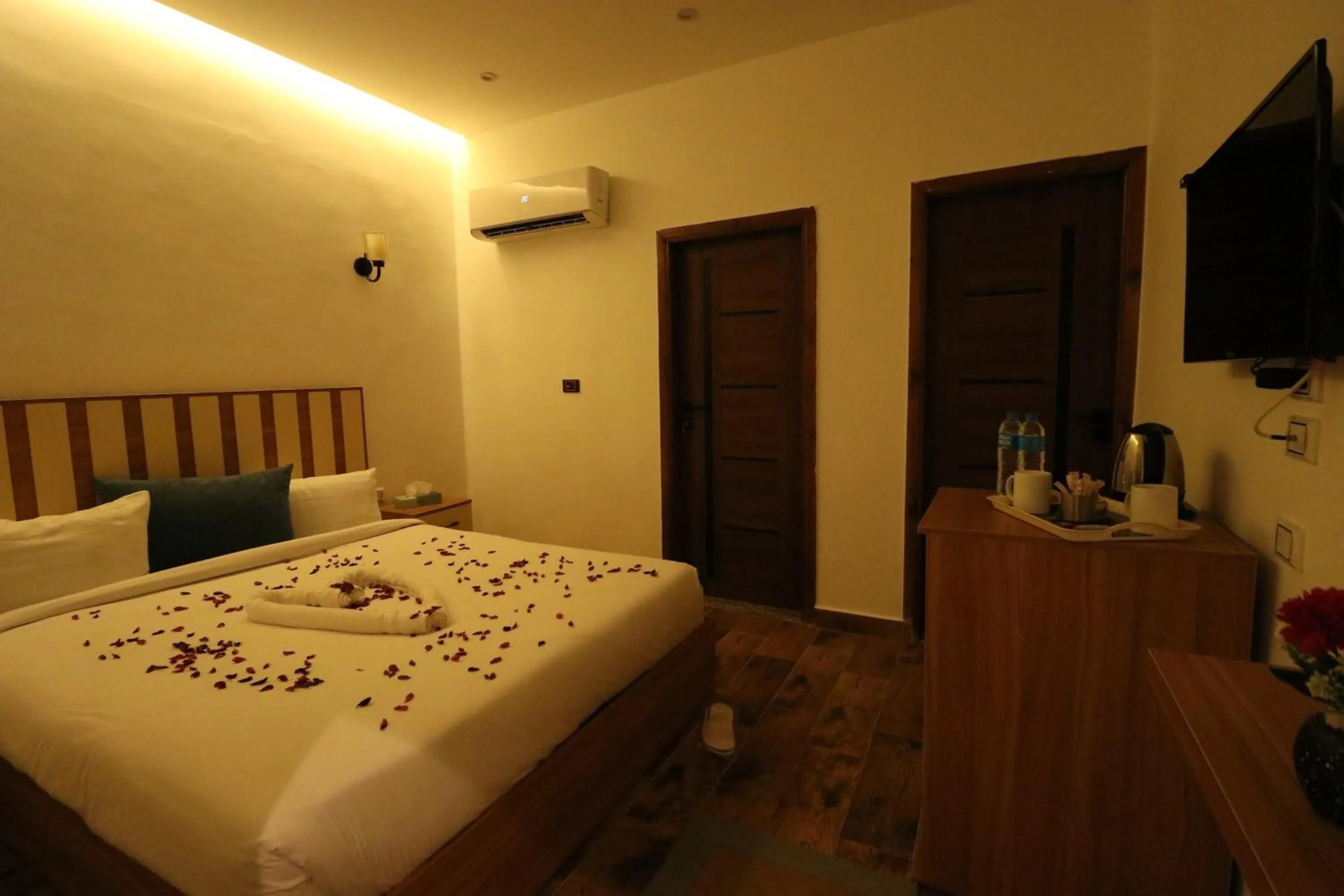 Communal lounge/ TV room in West Pyramids Hotel