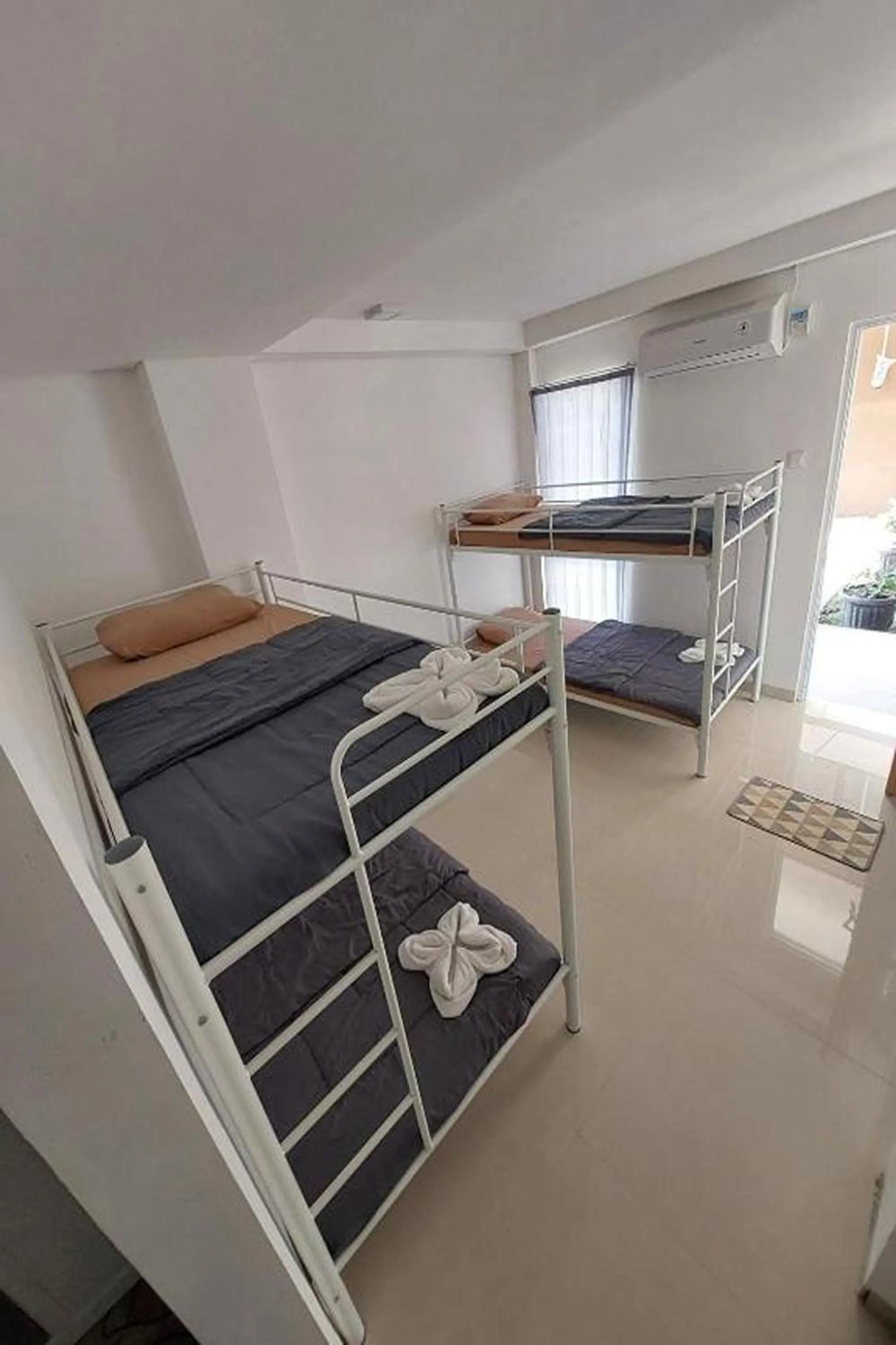 Photo of the whole room, Bed in Bluebell House