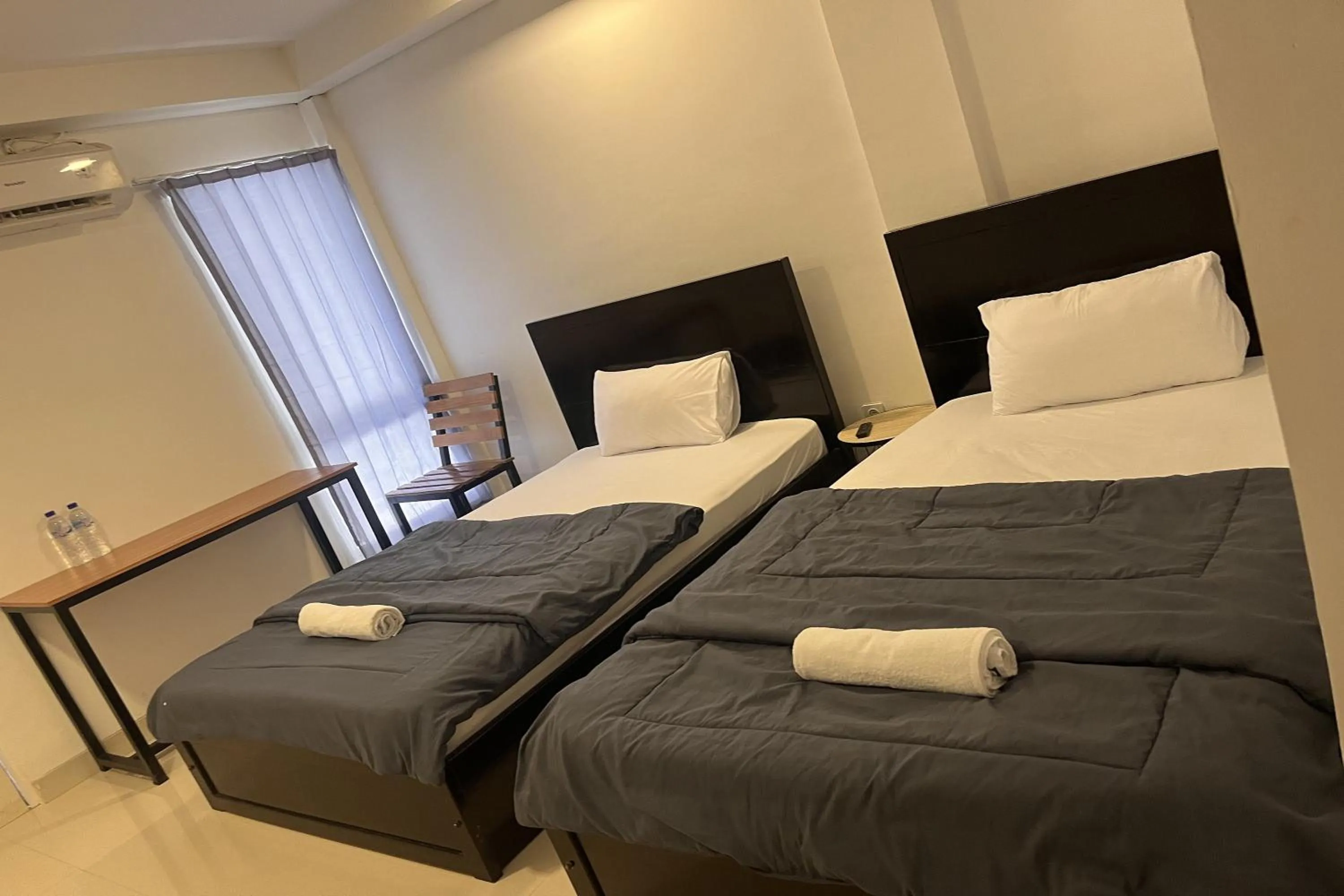 Photo of the whole room, Bed in Bluebell House