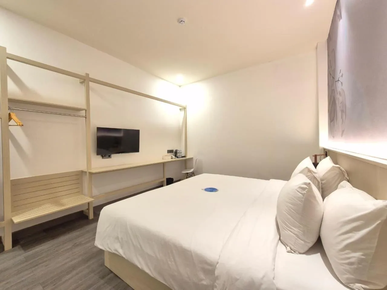 Bed in True Blue Hotel Menteng