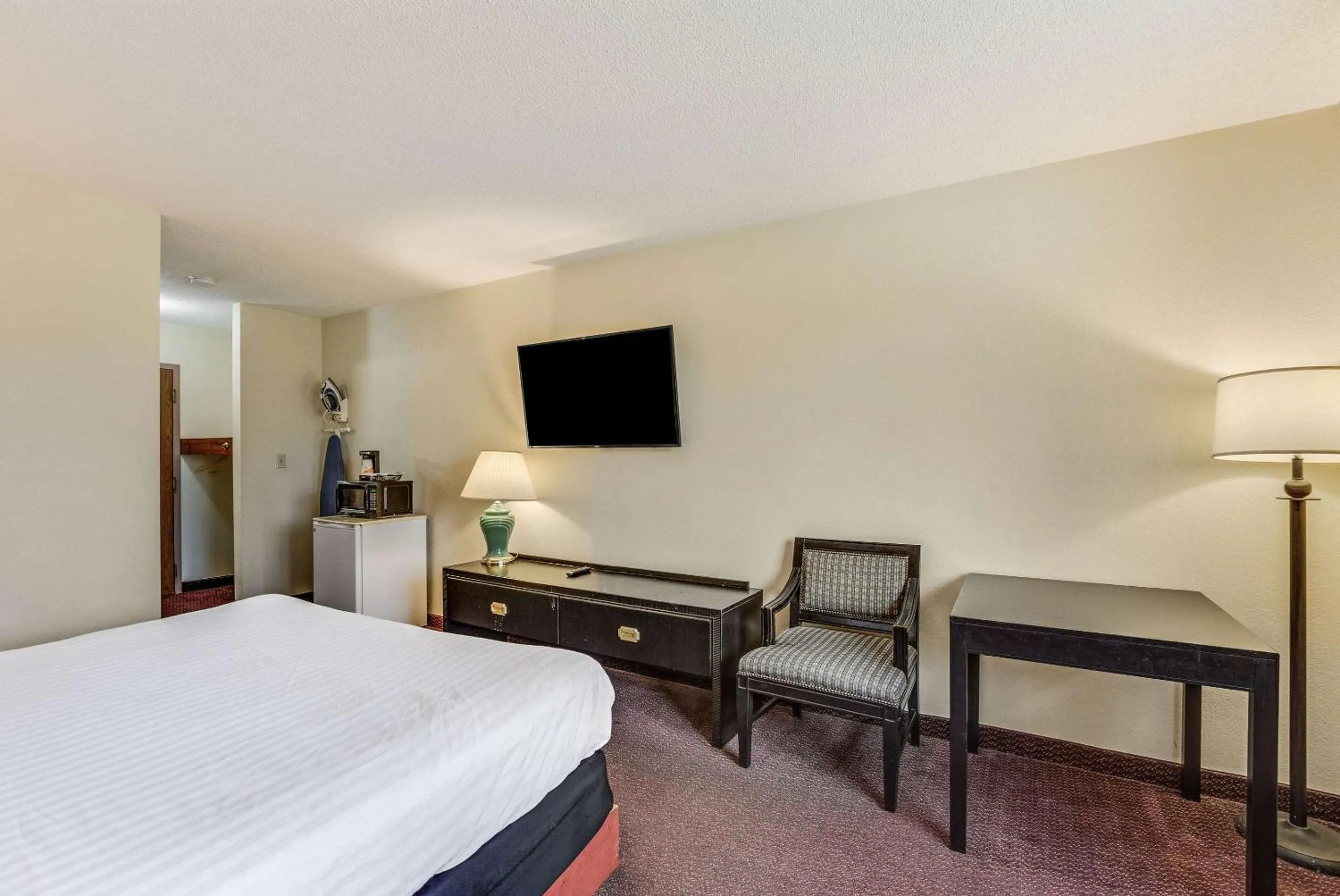 Photo of the whole room in Econo Lodge Whitehall near Michigan's Adventure