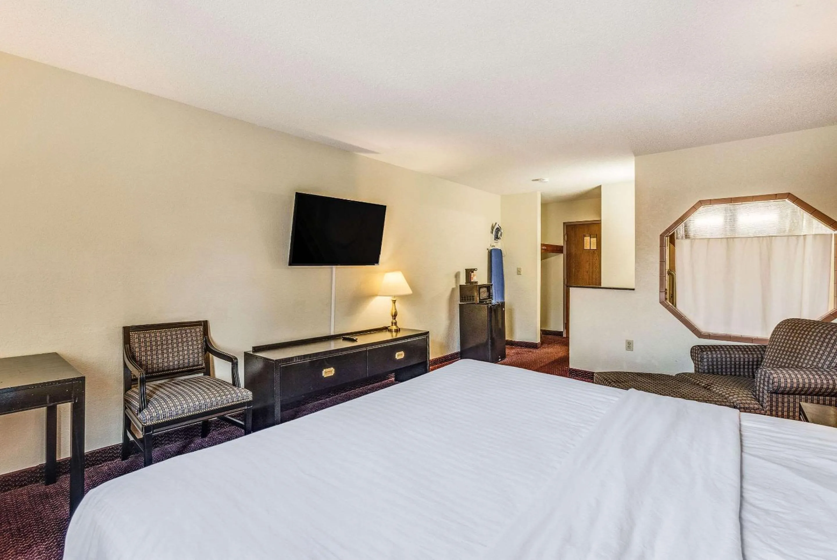 Photo of the whole room in Econo Lodge Whitehall near Michigan's Adventure