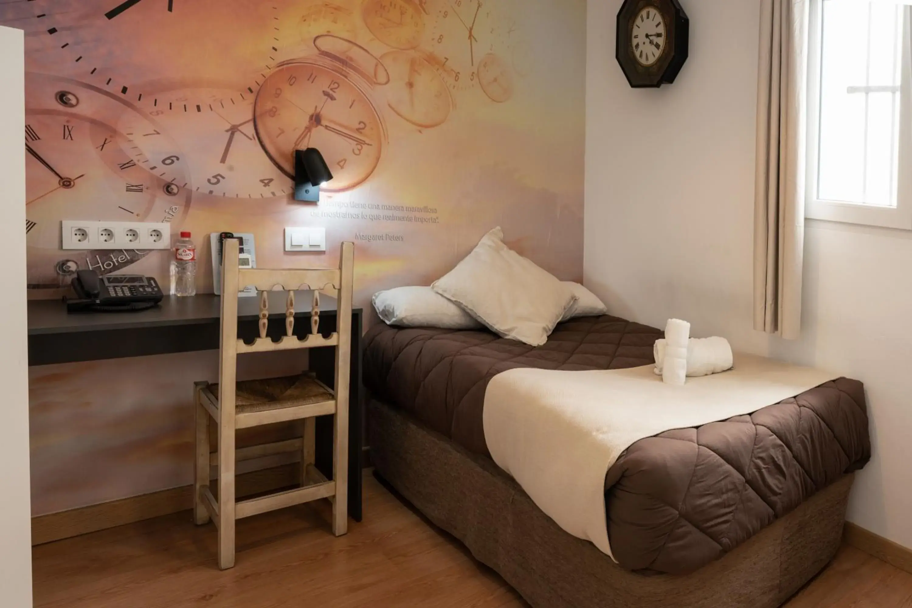 Budget Single Room with Private Bathroom in Hotel Alquimia Cadiz Budget Single Room with Private Bathroom in Hotel Alquimia Cadiz