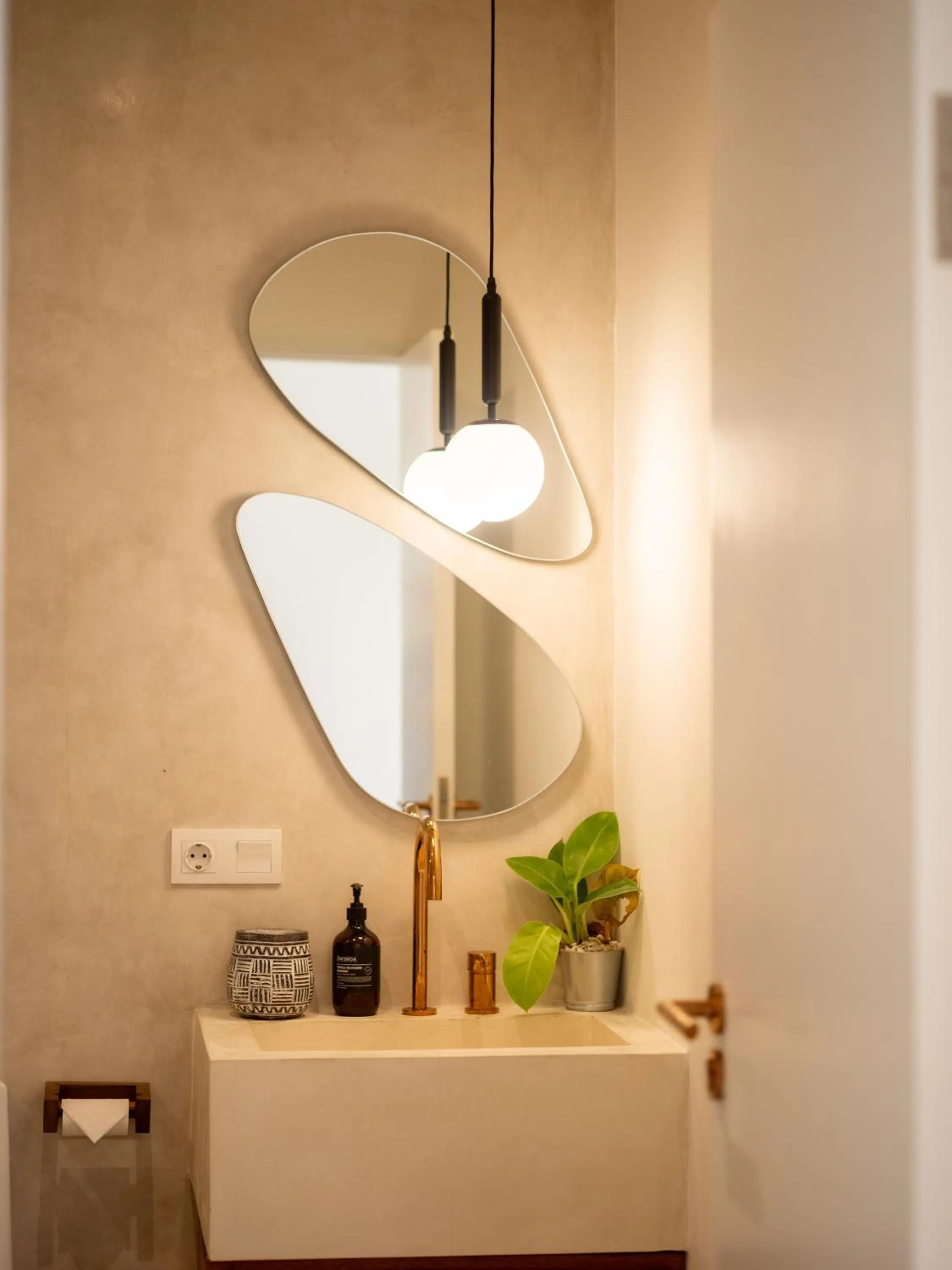 Bathroom in The Cruise Berawa Resort