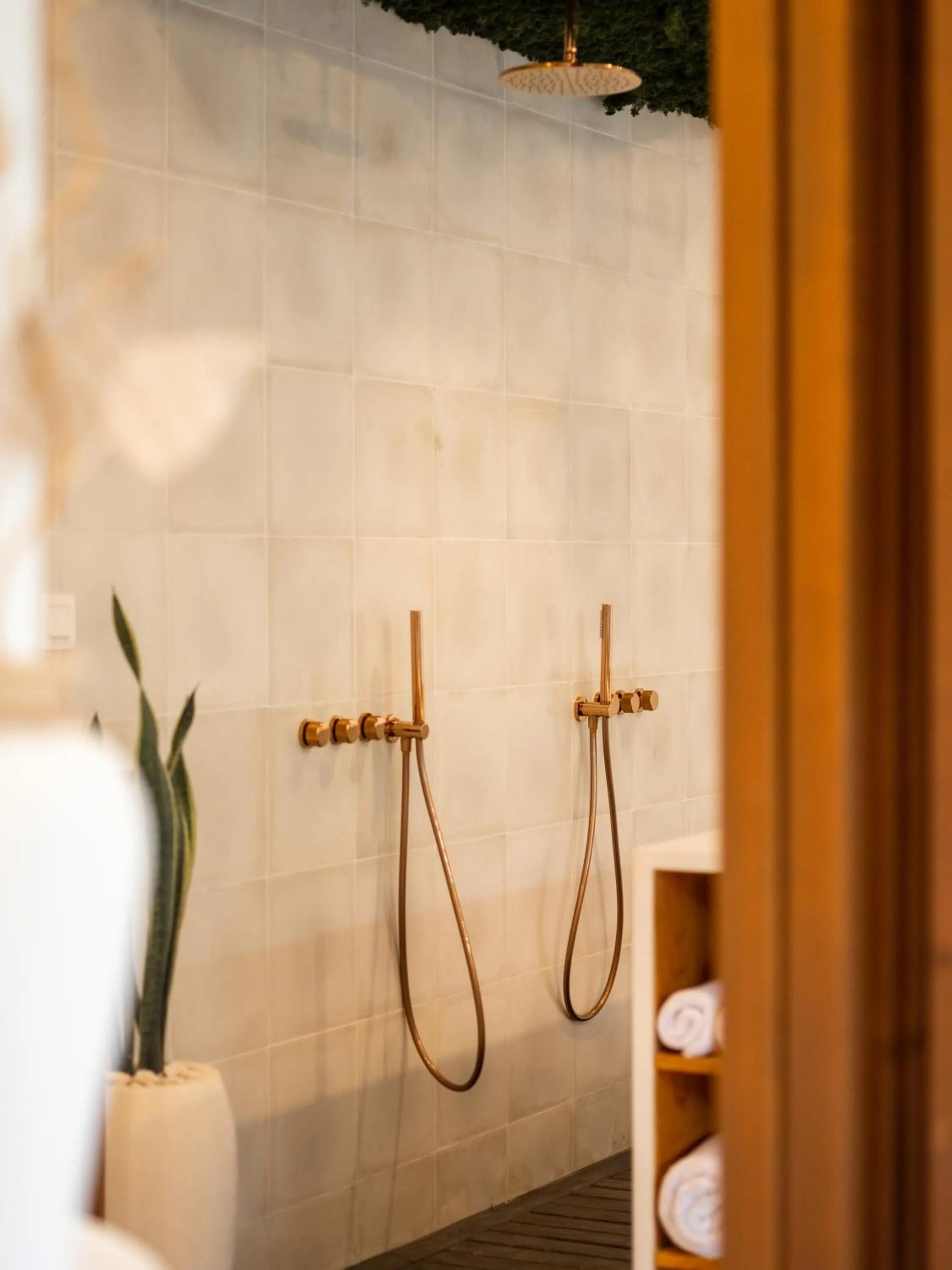 Shower in The Cruise Berawa Resort