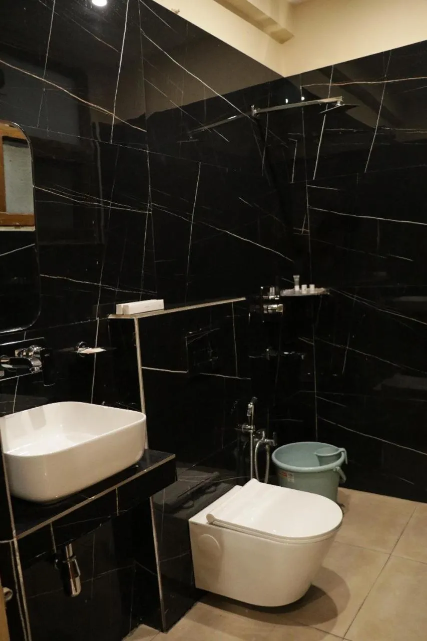 Shower in Hotel Royal Palace