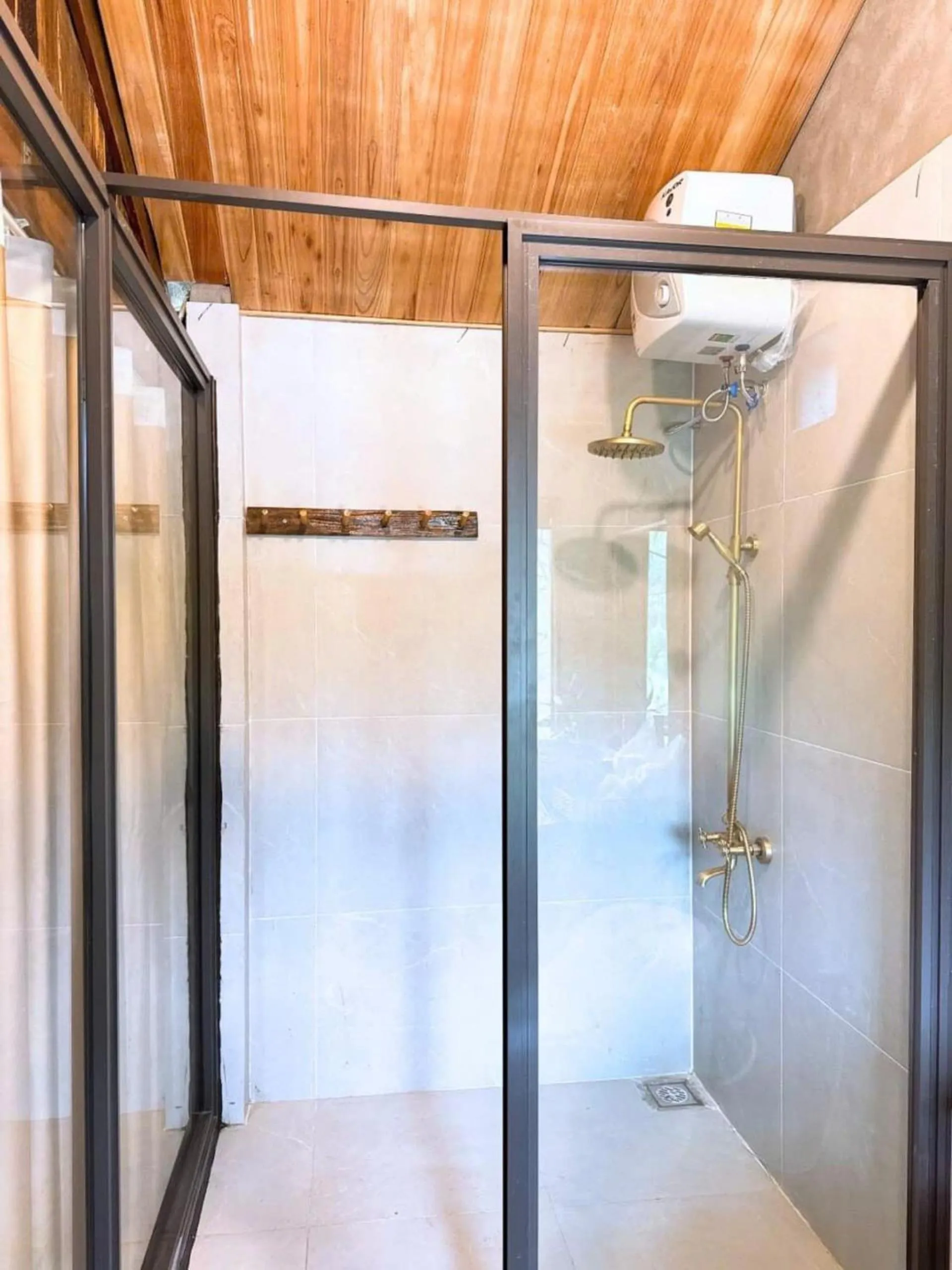 Shower in Lam Ecolodge Mu Cang Chai