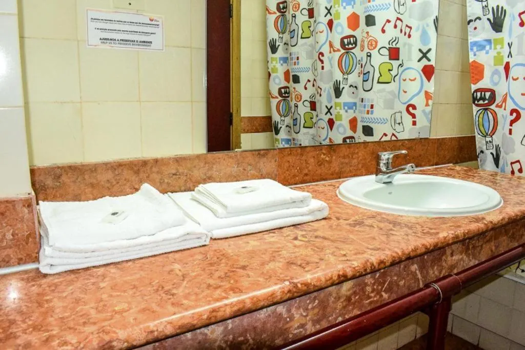 Bathroom in HI Almada - Pousada de Juventude