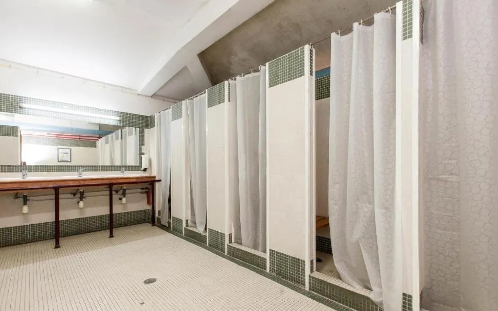 Bathroom in HI Almada - Pousada de Juventude