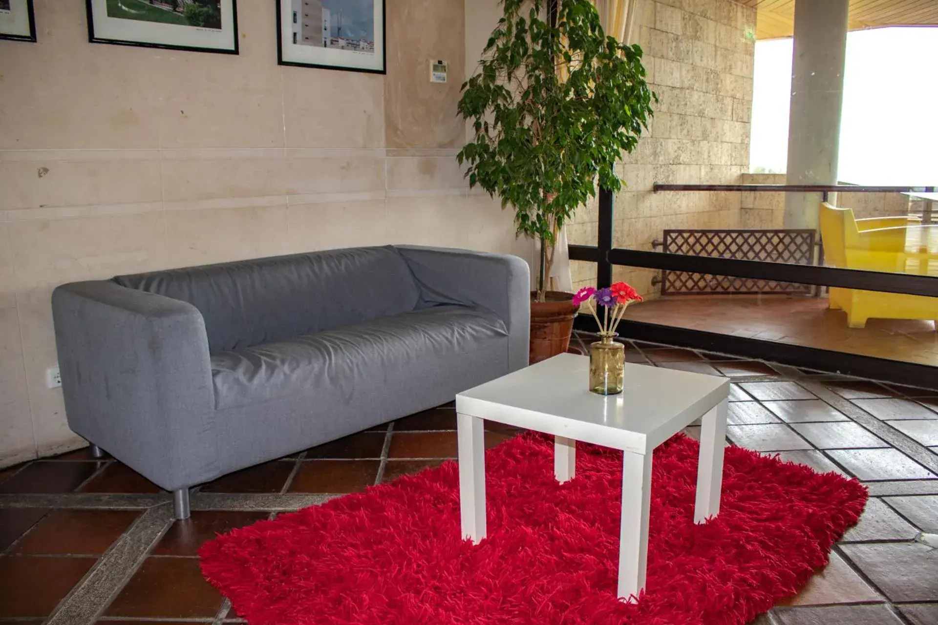 Living room in HI Almada - Pousada de Juventude Living room in HI Almada - Pousada de Juventude