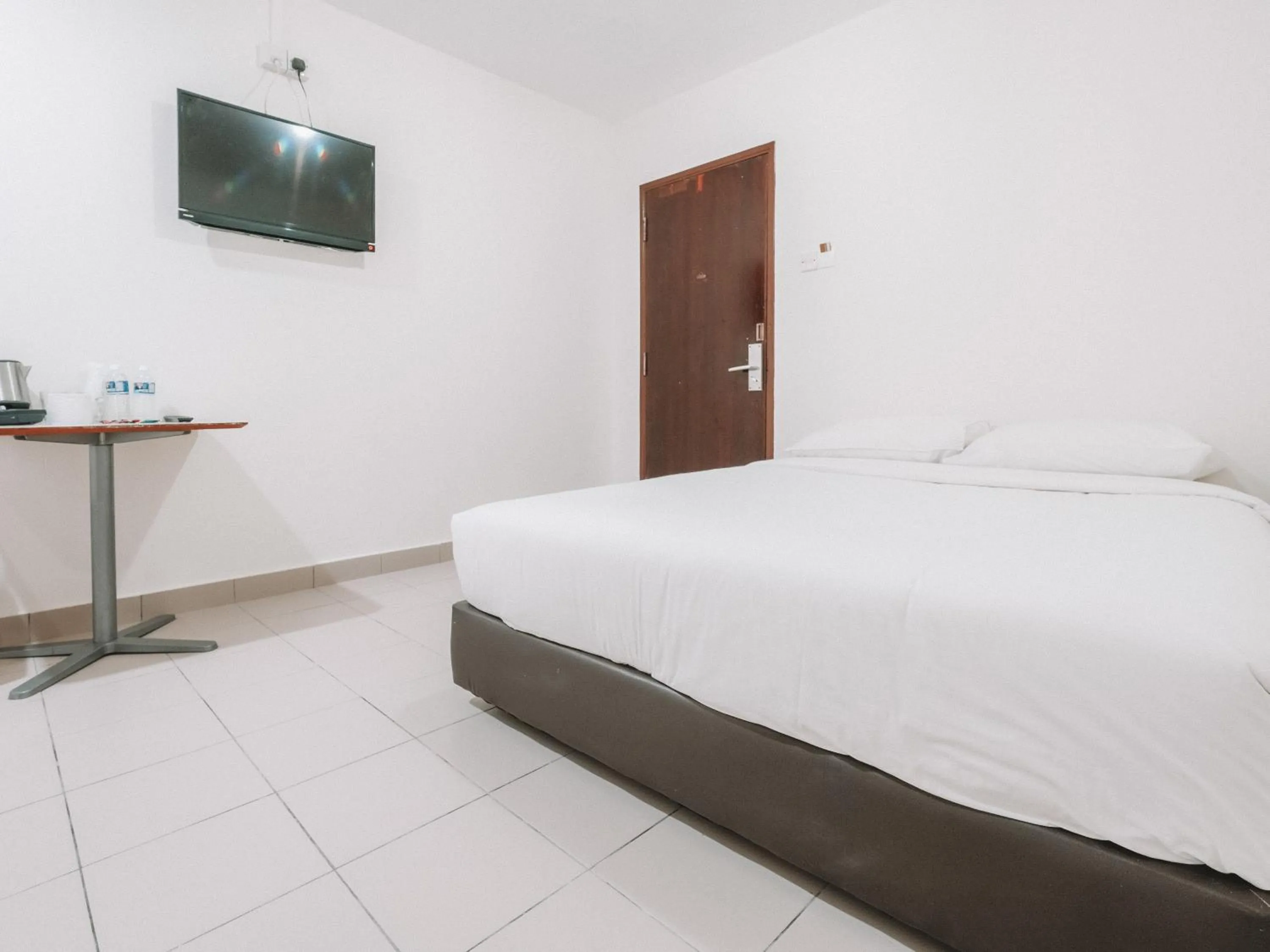 Bed in A Hotel Desker