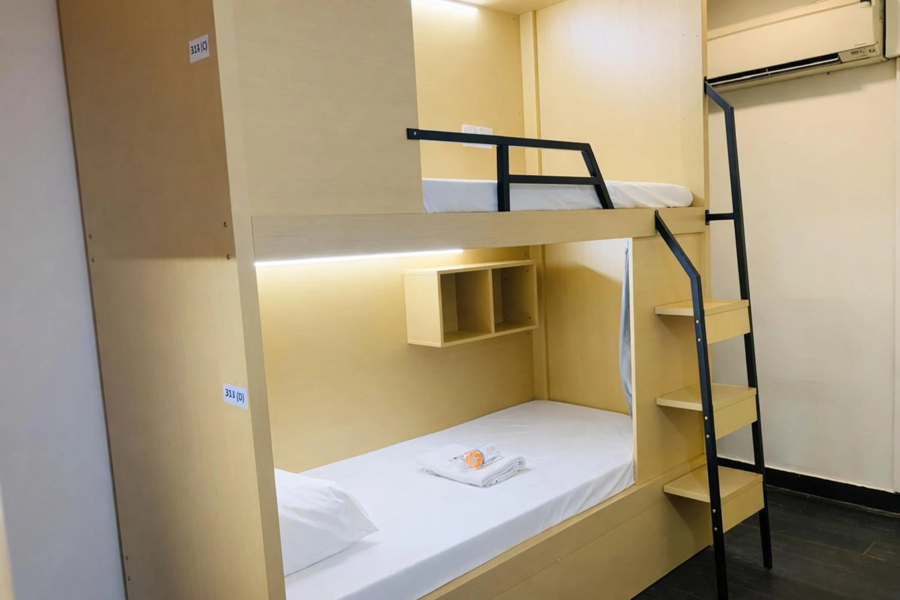 Bed in A Hotel Desker