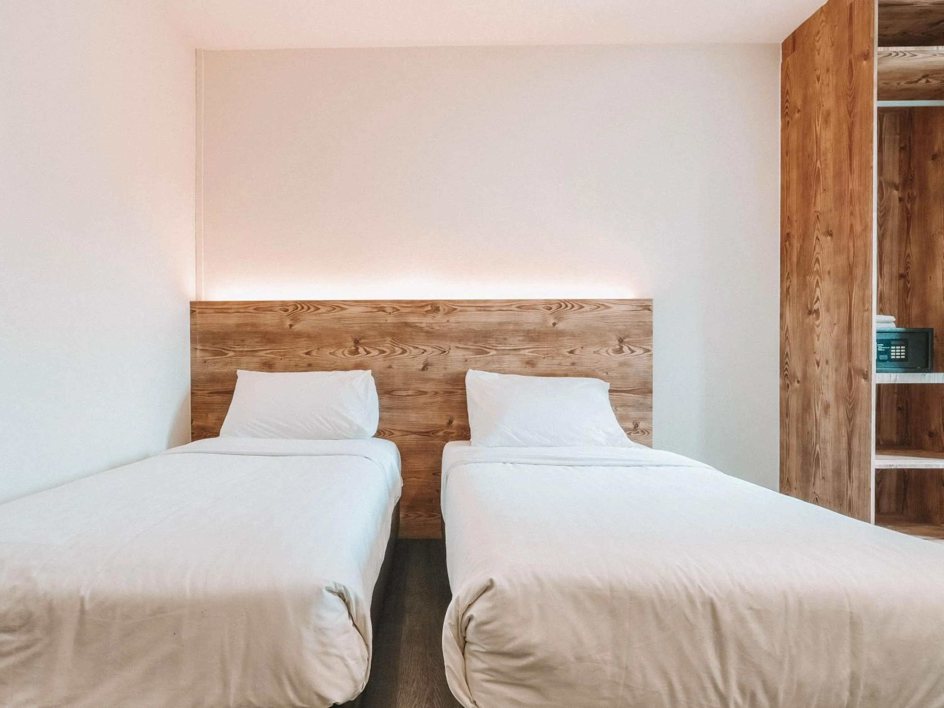 Bed in A Hotel Desker