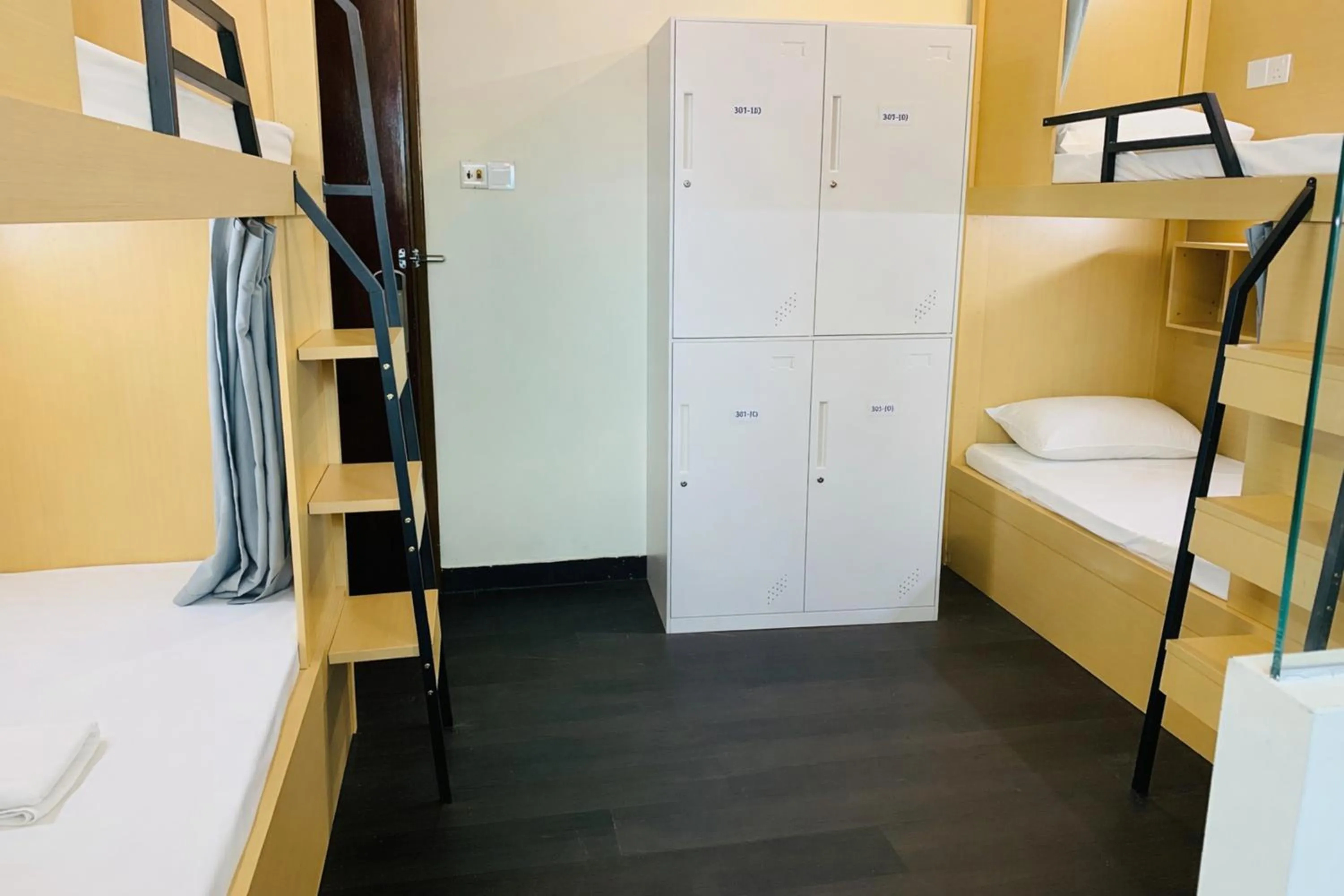 Bed in A Hotel Desker