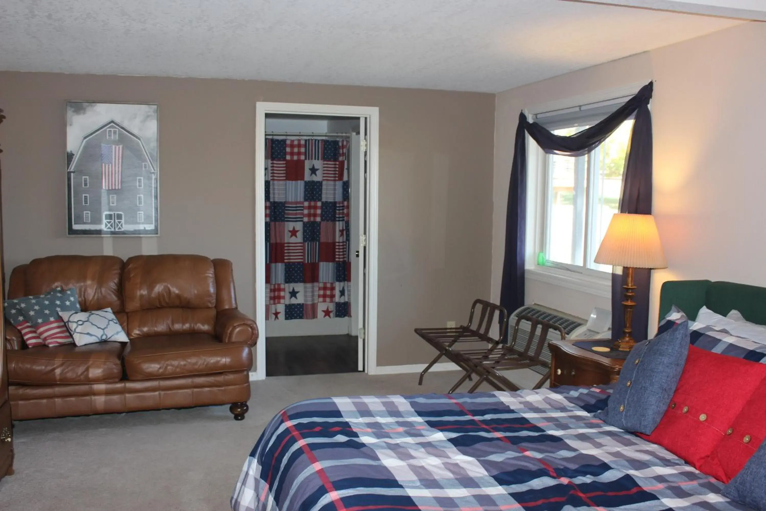 Deluxe King Room in Sweetgrass Inn Bed & Breakfast Deluxe King Room in Sweetgrass Inn Bed & Breakfast