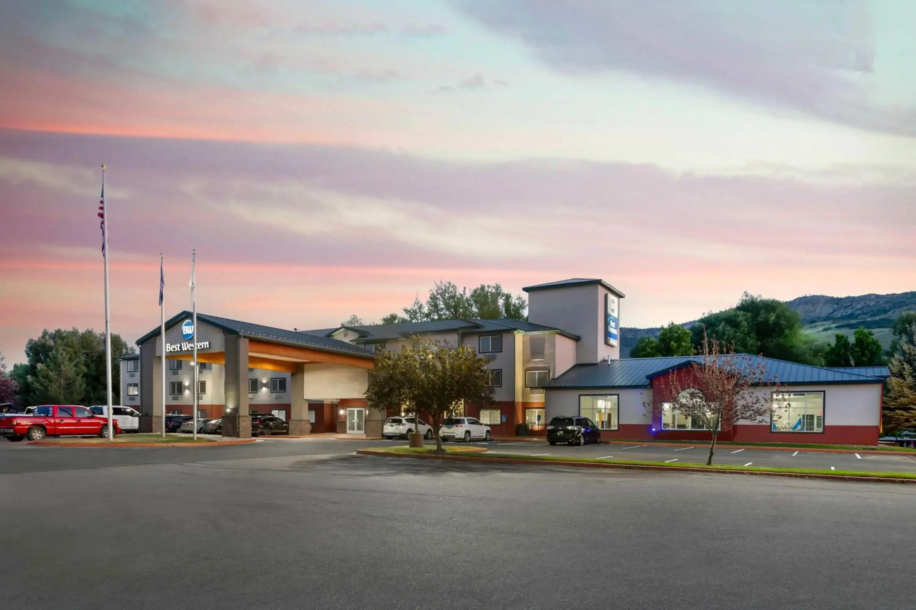 Property building in Best Western Holiday Hills Property building in Best Western Holiday Hills