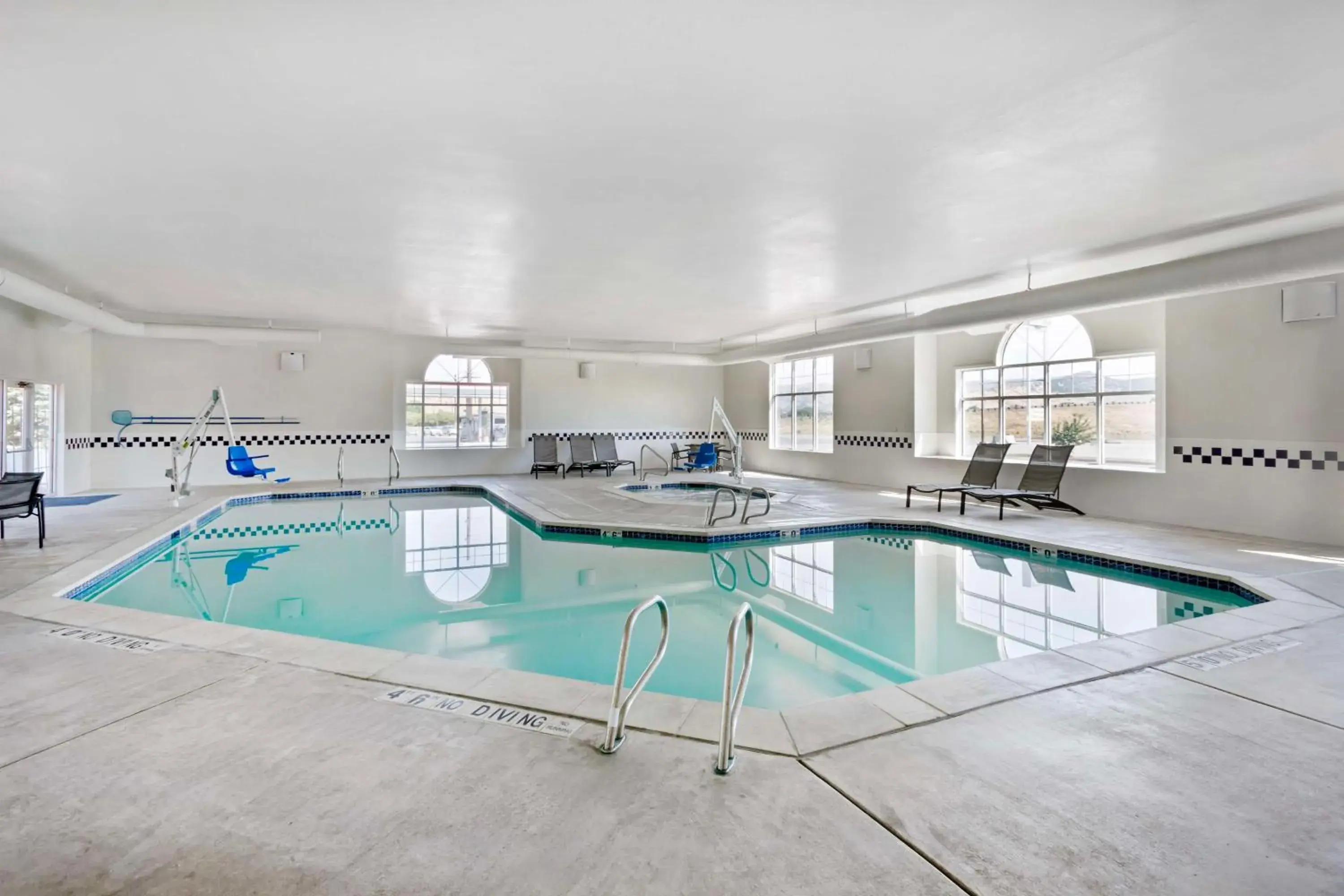 Pool view in Best Western Holiday Hills Pool view in Best Western Holiday Hills