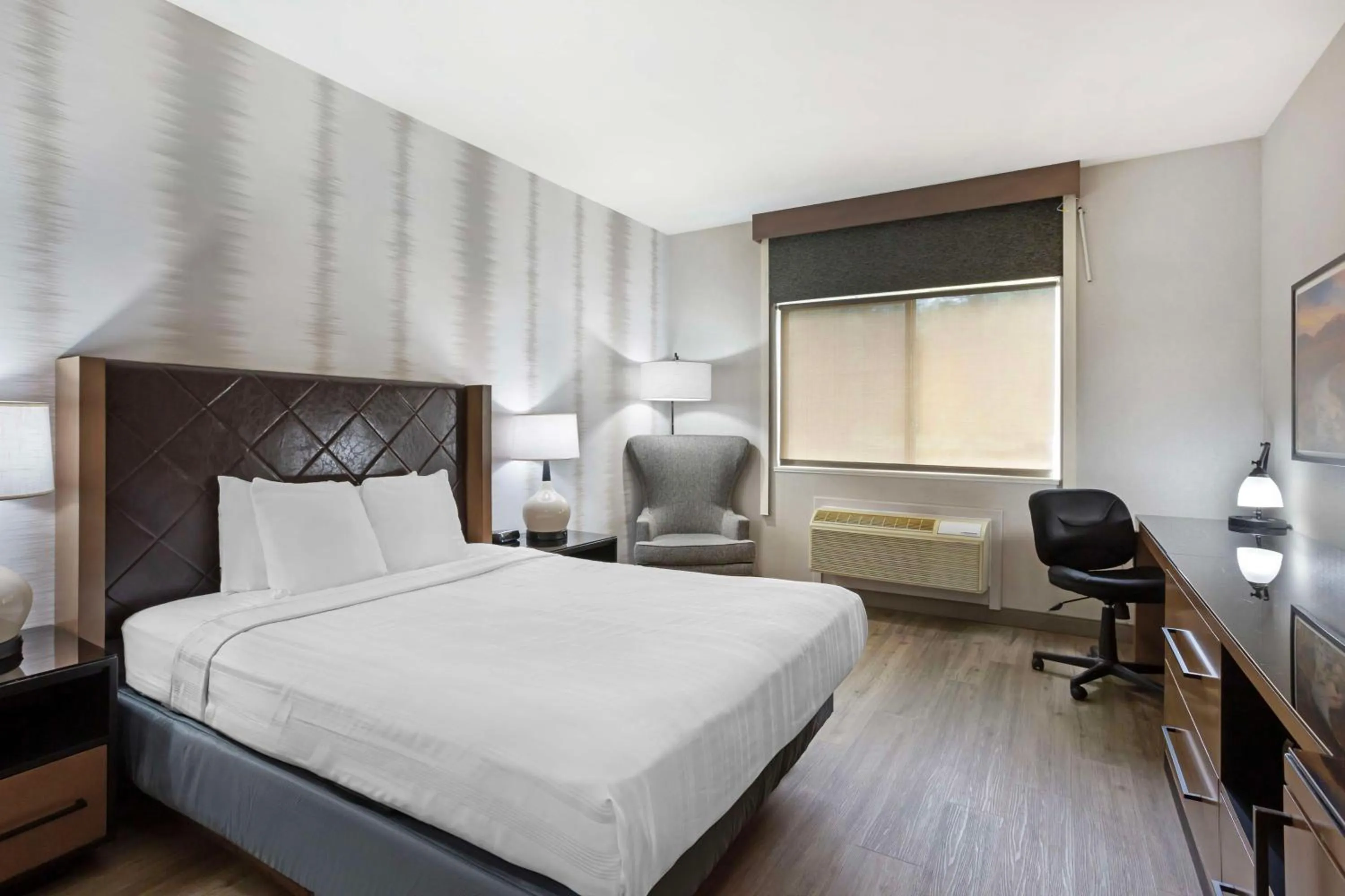 Bedroom, Bed in Best Western Holiday Hills