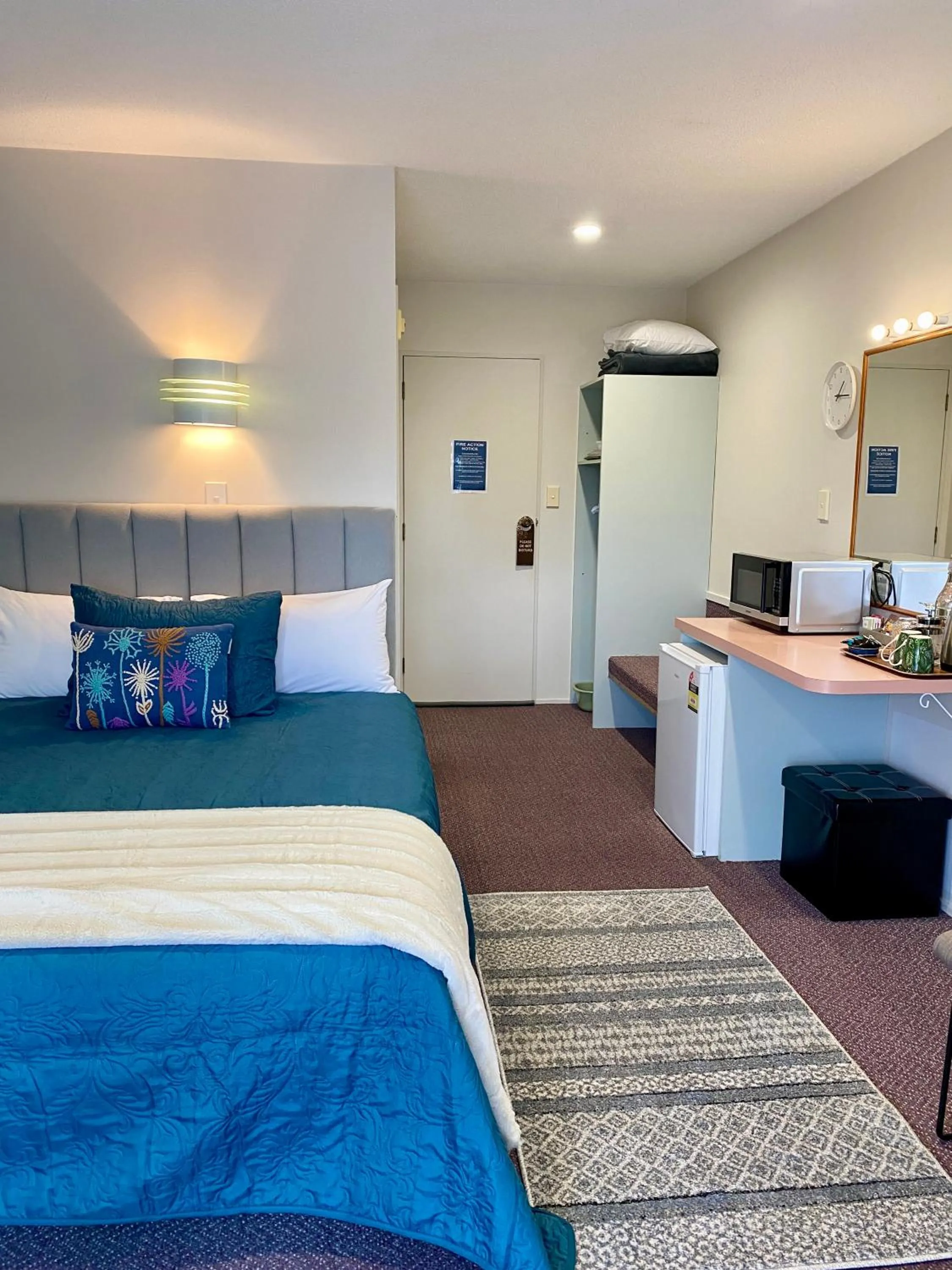 Queen Studio in Heritage Park Lodge