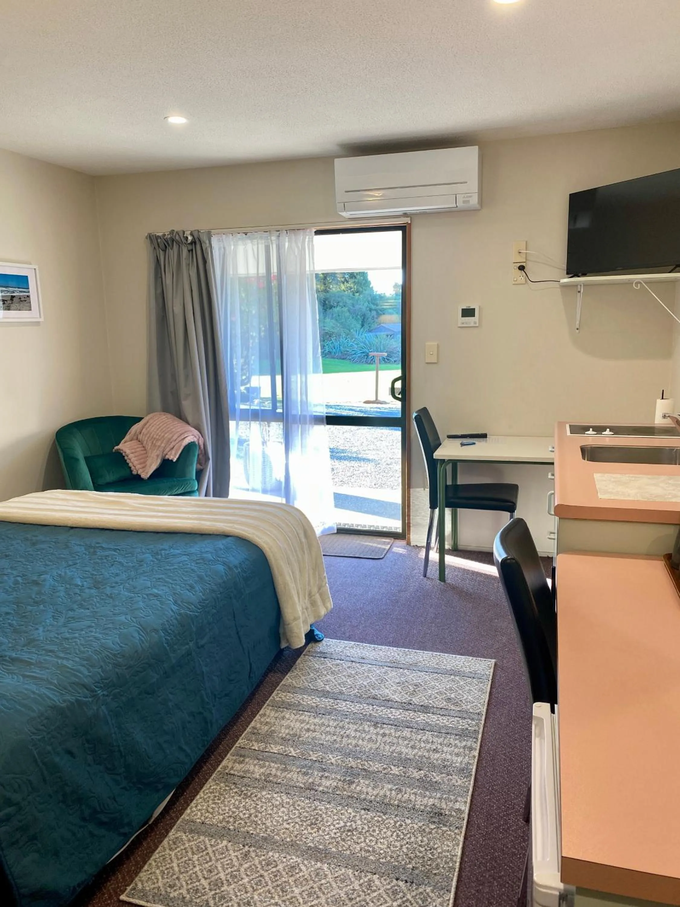 Studio with Kitchenette in Heritage Park Lodge