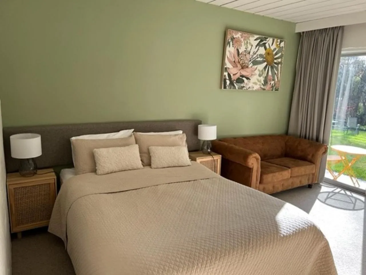 Bedroom, Bed in Riverbank Park MOTEL