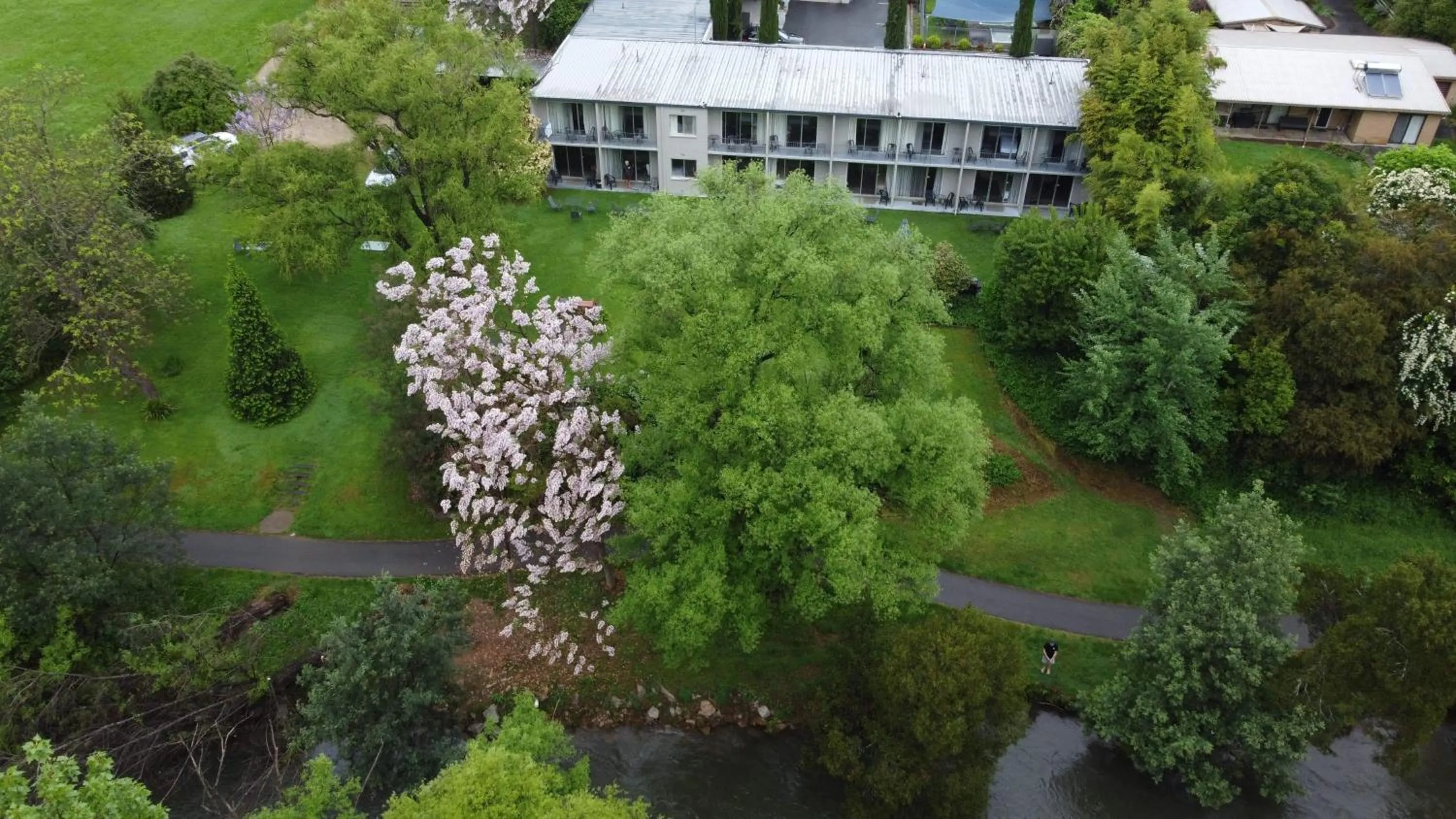 Property building in Riverbank Park MOTEL